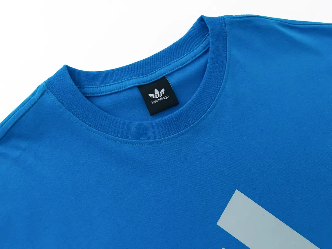 🅿️174 Detailed picture [Top version. Official website quality] BALENCI*GA/Paris co-branded Adidas front classic LOGO combination printed short-sleeved T-shirt# The fabric is made of Paris ZP custom-woven and dyed cotton double yarn. Weighing 260 grams, the cloth surface is clean. The cloth pattern is clear, soft and comfortable. The color fastness is good. It is not easy to change color. The threads are dyed with no color difference. The classic letter LOGO printing uses imported glue. The effect is three-dimensional and has no burrs. It is produced according to the pictures in the Jubie market. Welcome to compare. Restored brick cabinets. The version adopts OS loose shoulder version. Same style for men and women. Code: BL223076 Color: black. white. red. blue. sapphire blue Size: XS to L