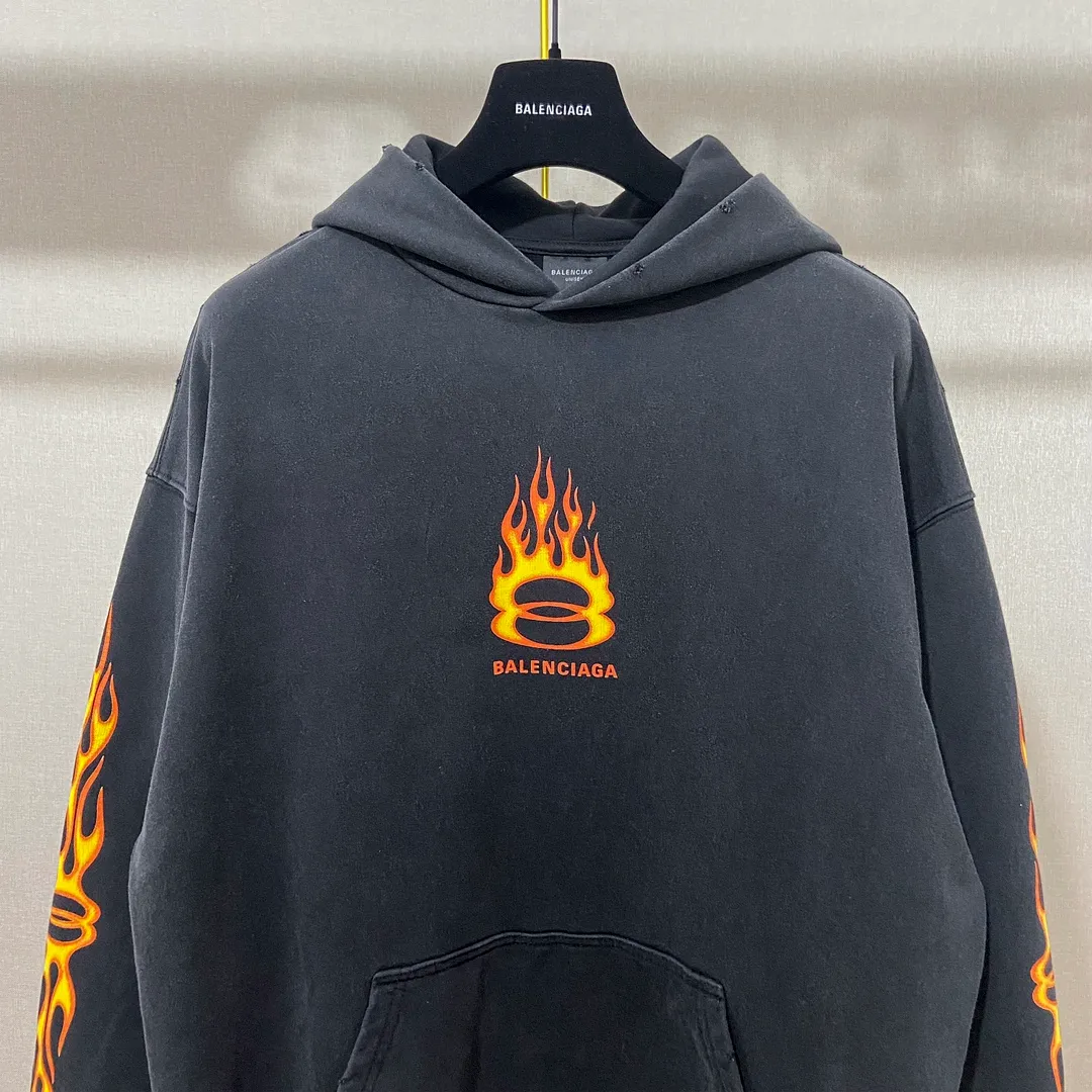 🅿️320 7145# Actual pictures Top version [BALENCIA*GA] Official website quality Paris' new double-ring flame series hooded sweatshirt OS version Loose dropped shoulders Unisex style Fabric: 480g 100% cotton terry David sweater Technology: Front and rear panels left and right sleeve printing Garment wash Distressed Worn Shaping Solid color Color: Washed black Size: XS S M L