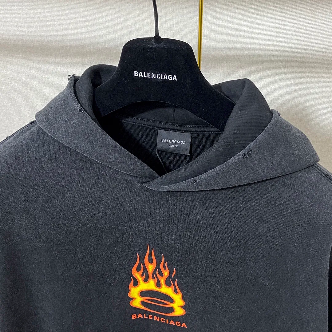 🅿️320 7145# Actual pictures Top version [BALENCIA*GA] Official website quality Paris' new double-ring flame series hooded sweatshirt OS version Loose dropped shoulders Unisex style Fabric: 480g 100% cotton terry David sweater Technology: Front and rear panels left and right sleeve printing Garment wash Distressed Worn Shaping Solid color Color: Washed black Size: XS S M L