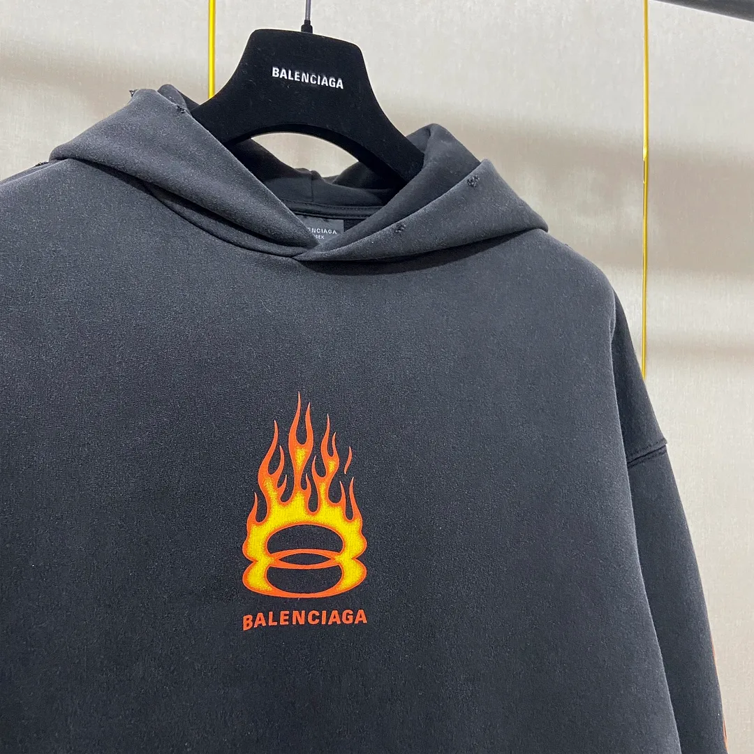 🅿️320 7145# Actual pictures Top version [BALENCIA*GA] Official website quality Paris' new double-ring flame series hooded sweatshirt OS version Loose dropped shoulders Unisex style Fabric: 480g 100% cotton terry David sweater Technology: Front and rear panels left and right sleeve printing Garment wash Distressed Worn Shaping Solid color Color: Washed black Size: XS S M L