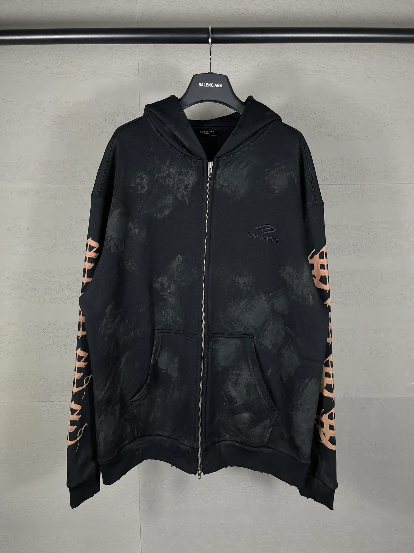 🅿️400 real photos [Top version. Official website quality] BALENCI*GA/Paris. 2024 latest Sanskrit letters LOGO hand-painted graffiti washed and worn old zipper cardigan hooded sweatshirt. Brick cabinet synchronization. ⚠️Difference market currency. YB development. Worn. Hand-painted consistent with ZP, ‼ ️The fabric is made of Paris ZP custom-woven and dyed cotton terry sweatshirt. The weight is 450 grams. The cloth surface is clean. The cloth pattern is clear, soft and comfortable. The threads are dyed with no color difference. The printing process is extremely complex, and the garments are hand-painted, worn, and distressed, and the process is extremely heavy. Comparisons welcome. The version adopts OS loose shoulder design. Same style for men and women. Code: BL238036 Color: black blue. Size: XS S M L