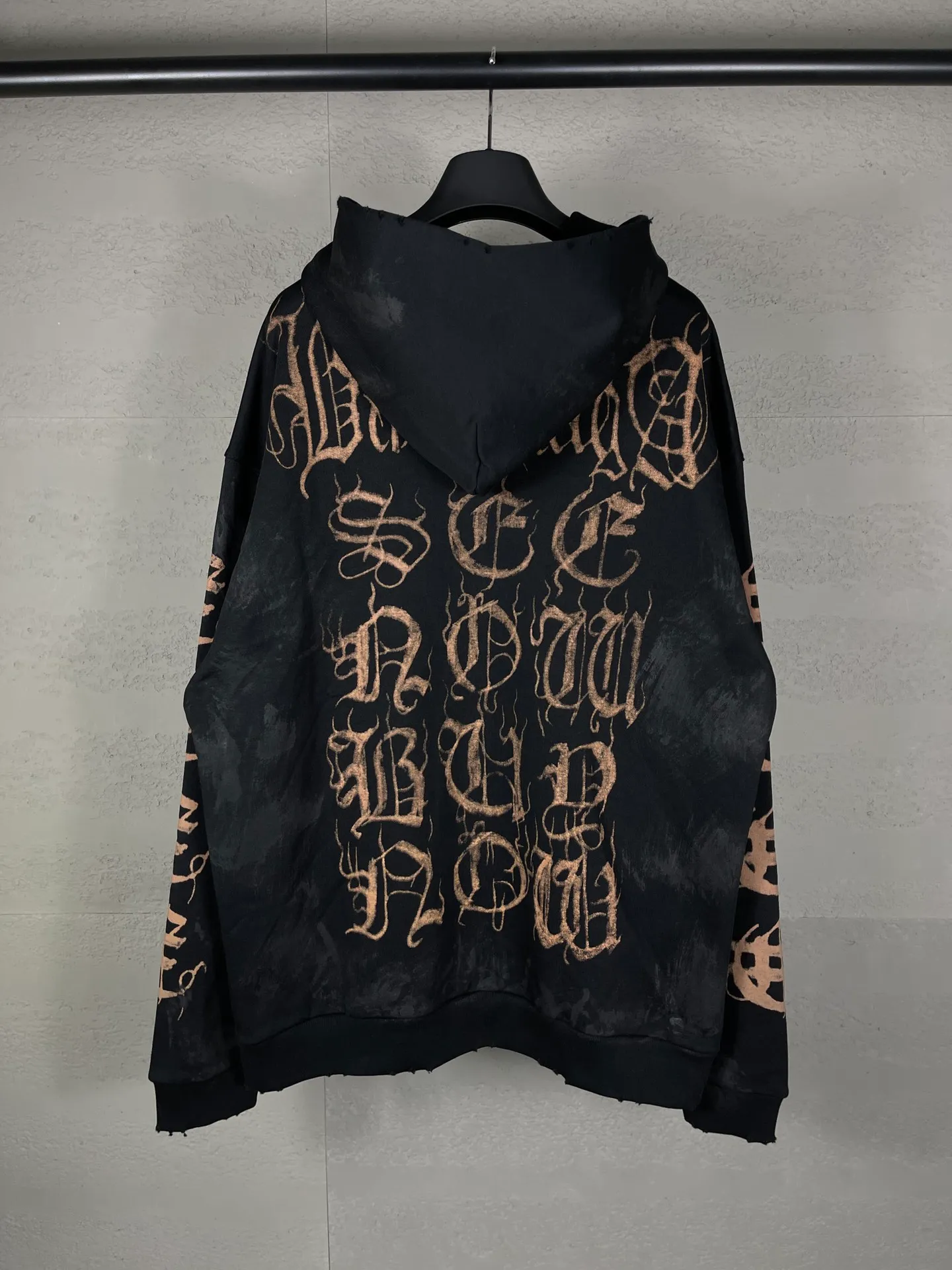 🅿️400 real photos [Top version. Official website quality] BALENCI*GA/Paris. 2024 latest Sanskrit letters LOGO hand-painted graffiti washed and worn old zipper cardigan hooded sweatshirt. Brick cabinet synchronization. ⚠️Difference market currency. YB development. Worn. Hand-painted consistent with ZP, ‼ ️The fabric is made of Paris ZP custom-woven and dyed cotton terry sweatshirt. The weight is 450 grams. The cloth surface is clean. The cloth pattern is clear, soft and comfortable. The threads are dyed with no color difference. The printing process is extremely complex, and the garments are hand-painted, worn, and distressed, and the process is extremely heavy. Comparisons welcome. The version adopts OS loose shoulder design. Same style for men and women. Code: BL238036 Color: black blue. Size: XS S M L