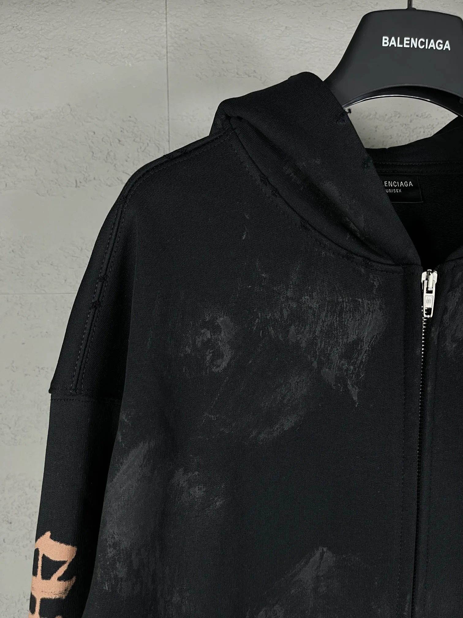 🅿️400 real photos [Top version. Official website quality] BALENCI*GA/Paris. 2024 latest Sanskrit letters LOGO hand-painted graffiti washed and worn old zipper cardigan hooded sweatshirt. Brick cabinet synchronization. ⚠️Difference market currency. YB development. Worn. Hand-painted consistent with ZP, ‼ ️The fabric is made of Paris ZP custom-woven and dyed cotton terry sweatshirt. The weight is 450 grams. The cloth surface is clean. The cloth pattern is clear, soft and comfortable. The threads are dyed with no color difference. The printing process is extremely complex, and the garments are hand-painted, worn, and distressed, and the process is extremely heavy. Comparisons welcome. The version adopts OS loose shoulder design. Same style for men and women. Code: BL238036 Color: black blue. Size: XS S M L