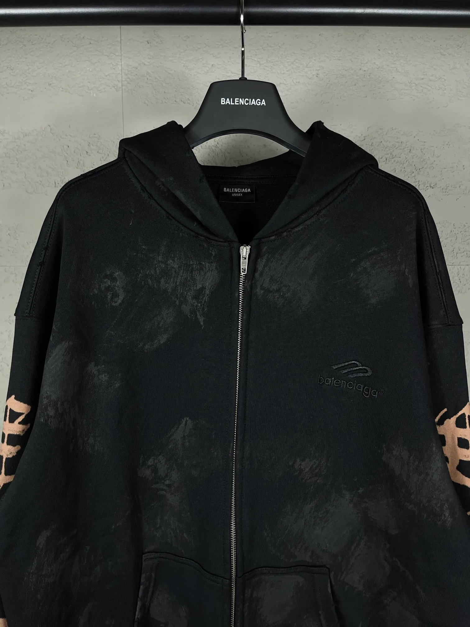 🅿️400 real photos [Top version. Official website quality] BALENCI*GA/Paris. 2024 latest Sanskrit letters LOGO hand-painted graffiti washed and worn old zipper cardigan hooded sweatshirt. Brick cabinet synchronization. ⚠️Difference market currency. YB development. Worn. Hand-painted consistent with ZP, ‼ ️The fabric is made of Paris ZP custom-woven and dyed cotton terry sweatshirt. The weight is 450 grams. The cloth surface is clean. The cloth pattern is clear, soft and comfortable. The threads are dyed with no color difference. The printing process is extremely complex, and the garments are hand-painted, worn, and distressed, and the process is extremely heavy. Comparisons welcome. The version adopts OS loose shoulder design. Same style for men and women. Code: BL238036 Color: black blue. Size: XS S M L