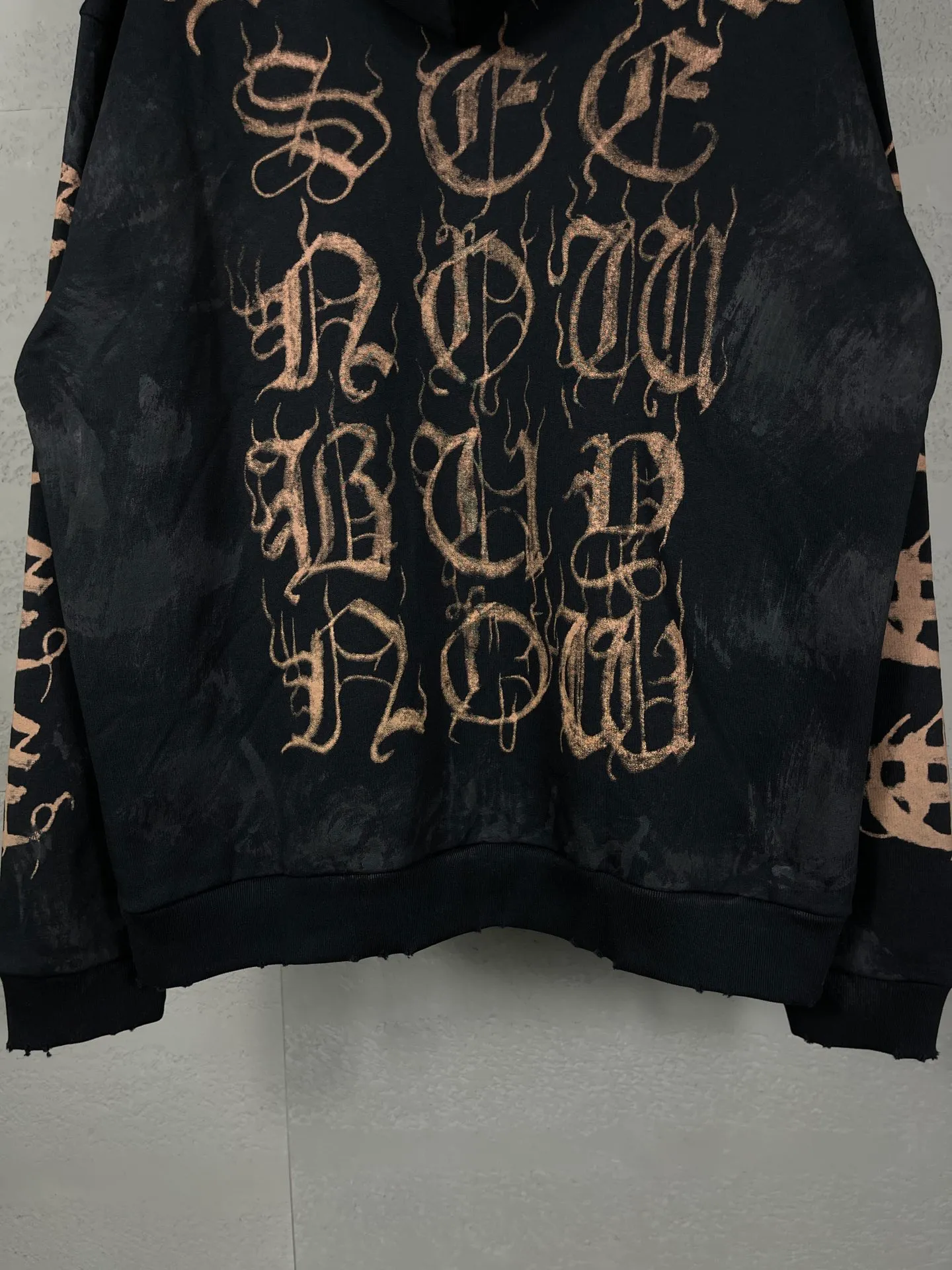 🅿️400 real photos [Top version. Official website quality] BALENCI*GA/Paris. 2024 latest Sanskrit letters LOGO hand-painted graffiti washed and worn old zipper cardigan hooded sweatshirt. Brick cabinet synchronization. ⚠️Difference market currency. YB development. Worn. Hand-painted consistent with ZP, ‼ ️The fabric is made of Paris ZP custom-woven and dyed cotton terry sweatshirt. The weight is 450 grams. The cloth surface is clean. The cloth pattern is clear, soft and comfortable. The threads are dyed with no color difference. The printing process is extremely complex, and the garments are hand-painted, worn, and distressed, and the process is extremely heavy. Comparisons welcome. The version adopts OS loose shoulder design. Same style for men and women. Code: BL238036 Color: black blue. Size: XS S M L