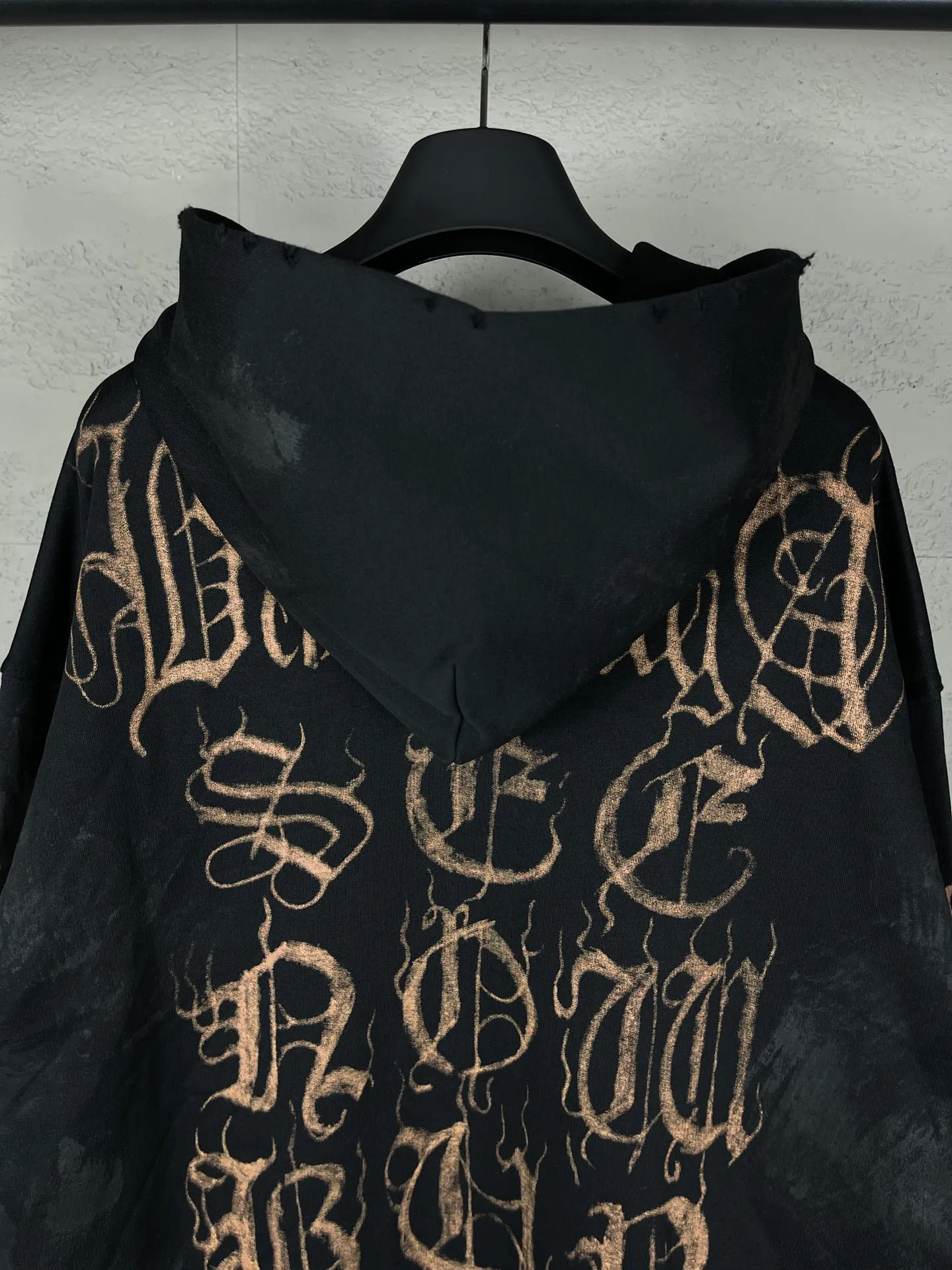 🅿️400 real photos [Top version. Official website quality] BALENCI*GA/Paris. 2024 latest Sanskrit letters LOGO hand-painted graffiti washed and worn old zipper cardigan hooded sweatshirt. Brick cabinet synchronization. ⚠️Difference market currency. YB development. Worn. Hand-painted consistent with ZP, ‼ ️The fabric is made of Paris ZP custom-woven and dyed cotton terry sweatshirt. The weight is 450 grams. The cloth surface is clean. The cloth pattern is clear, soft and comfortable. The threads are dyed with no color difference. The printing process is extremely complex, and the garments are hand-painted, worn, and distressed, and the process is extremely heavy. Comparisons welcome. The version adopts OS loose shoulder design. Same style for men and women. Code: BL238036 Color: black blue. Size: XS S M L