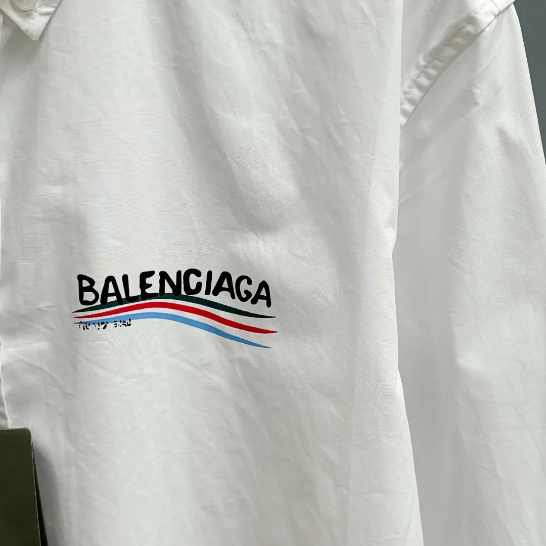 🅿️220 BALENCIAGA/Balenciaga early autumn printed embroidered shirt. Customized classic 40-count plain weave imitation Tencel Paris shirt fabric. Loose fit and three-dimensional upper body. Smooth and natural lines from shoulder line to waistline to hem. Smooth transition of lines. No unnecessary folds or accumulation. The whole body is neat and stretched. Customized Paris logo engraved buttons. Classic Paris letters embroidery on the chest. Precise stitching. Silky threading. Paired with large-area printing of the Eiffel Tower on the back. The effect is three-dimensional. The printing fits perfectly with the fabric, and there will be no problems such as color fading, peeling off, etc. Size: S M L XL