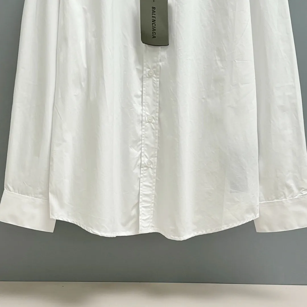 🅿️220 BALENCIAGA/Balenciaga early autumn printed embroidered shirt. Customized classic 40-count plain weave imitation Tencel Paris shirt fabric. Loose fit and three-dimensional upper body. Smooth and natural lines from shoulder line to waistline to hem. Smooth transition of lines. No unnecessary folds or accumulation. The whole body is neat and stretched. Customized Paris logo engraved buttons. Classic Paris letters embroidery on the chest. Precise stitching. Silky threading. Paired with large-area printing of the Eiffel Tower on the back. The effect is three-dimensional. The printing fits perfectly with the fabric, and there will be no problems such as color fading, peeling off, etc. Size: S M L XL
