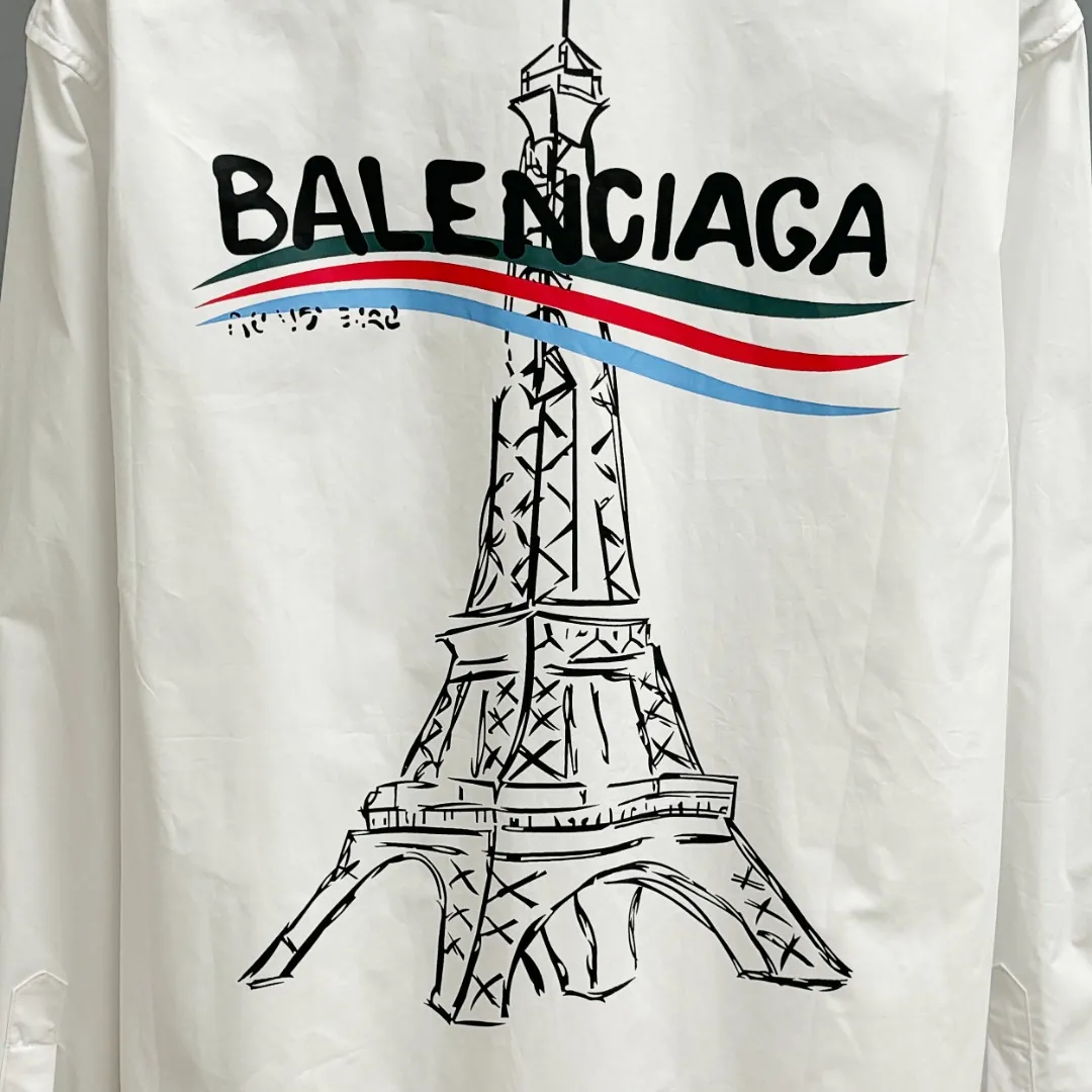 🅿️220 BALENCIAGA/Balenciaga early autumn printed embroidered shirt. Customized classic 40-count plain weave imitation Tencel Paris shirt fabric. Loose fit and three-dimensional upper body. Smooth and natural lines from shoulder line to waistline to hem. Smooth transition of lines. No unnecessary folds or accumulation. The whole body is neat and stretched. Customized Paris logo engraved buttons. Classic Paris letters embroidery on the chest. Precise stitching. Silky threading. Paired with large-area printing of the Eiffel Tower on the back. The effect is three-dimensional. The printing fits perfectly with the fabric, and there will be no problems such as color fading, peeling off, etc. Size: S M L XL