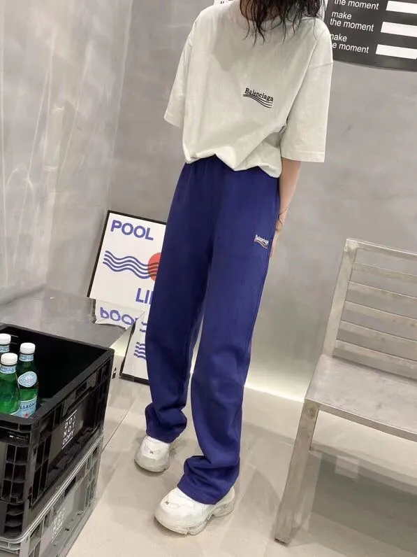 ♻️💯Upper body reference model picture❤️Top tried and true version Balenciaga 21SS BLCG Balenciaga Wave Coke male and female couple star same style pure cotton terry trousers sweatpants casual pants classic and versatile style is here! With these pants, they look perfect no matter what outfit you wear! Get it now! Customized special fabrics, ready-to-wear washable, soft and comfortable to the touch.  460 grams of dust-free sweatshirt fabric, washed and cut. Imported environmentally friendly water glue is added to the garment and washed twice to ensure consistent printing. Customized wash mark. This year's sincere shorts LOGO adopts Japanese Tajima embroidery technology, and the printing is full and meticulous. Color: Black/Grey/White/Blue Size: XS-L P:370