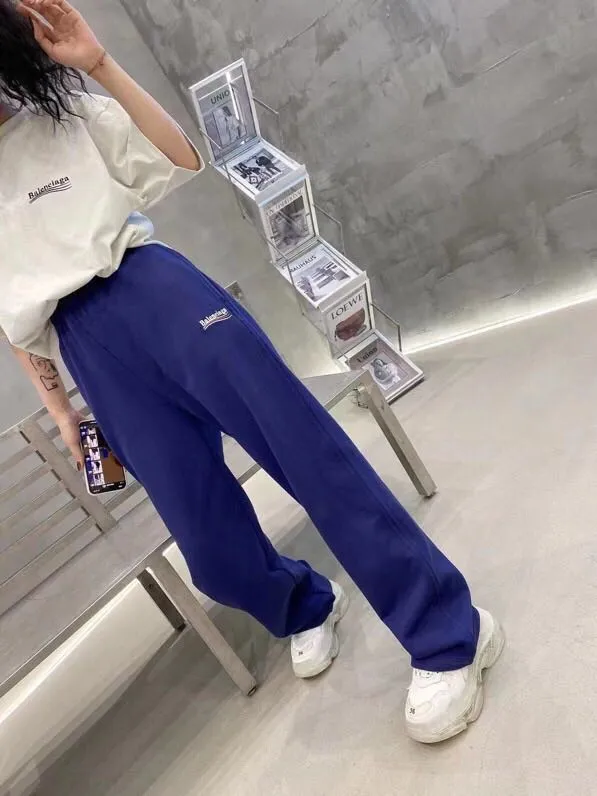 ♻️💯Upper body reference model picture❤️Top tried and true version Balenciaga 21SS BLCG Balenciaga Wave Coke male and female couple star same style pure cotton terry trousers sweatpants casual pants classic and versatile style is here! With these pants, they look perfect no matter what outfit you wear! Get it now! Customized special fabrics, ready-to-wear washable, soft and comfortable to the touch.  460 grams of dust-free sweatshirt fabric, washed and cut. Imported environmentally friendly water glue is added to the garment and washed twice to ensure consistent printing. Customized wash mark. This year's sincere shorts LOGO adopts Japanese Tajima embroidery technology, and the printing is full and meticulous. Color: Black/Grey/White/Blue Size: XS-L P:370