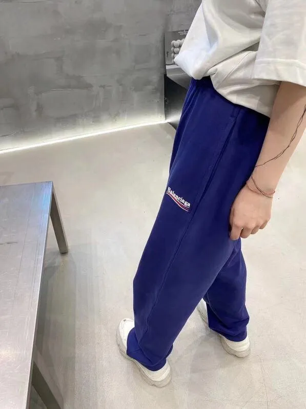 ♻️💯Upper body reference model picture❤️Top tried and true version Balenciaga 21SS BLCG Balenciaga Wave Coke male and female couple star same style pure cotton terry trousers sweatpants casual pants classic and versatile style is here! With these pants, they look perfect no matter what outfit you wear! Get it now! Customized special fabrics, ready-to-wear washable, soft and comfortable to the touch.  460 grams of dust-free sweatshirt fabric, washed and cut. Imported environmentally friendly water glue is added to the garment and washed twice to ensure consistent printing. Customized wash mark. This year's sincere shorts LOGO adopts Japanese Tajima embroidery technology, and the printing is full and meticulous. Color: Black/Grey/White/Blue Size: XS-L P:370