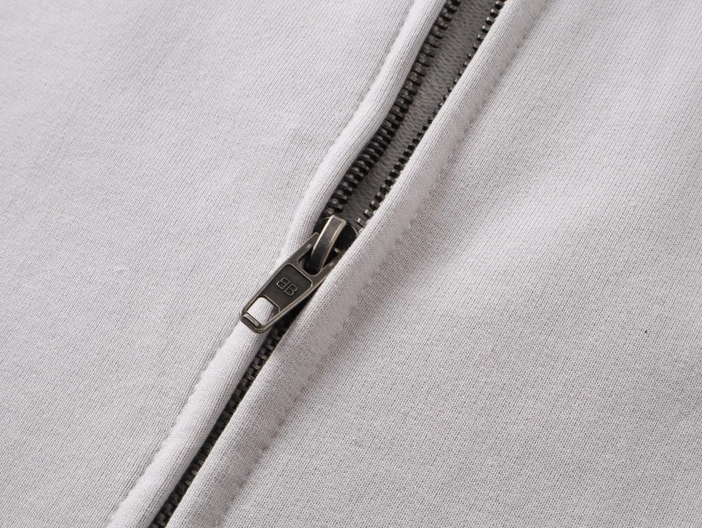🅿️400 BALENCI*GA Paris' latest masking tape style hooded long-sleeved zipper sweatshirt. The back pattern is printed with imported environmentally friendly materials, and the tape is glued. Customized matching hardware. The letters are clear. The effect is three-dimensional. Exclusively pattern-woven and dyed 460g fabric. Threads are dyed in the same vat with zero color difference. Brick cabinet synchronization. Welcome to compare. Same style for men and women -Color: black beige -SIZE: Xs S M L Style No. 8970#