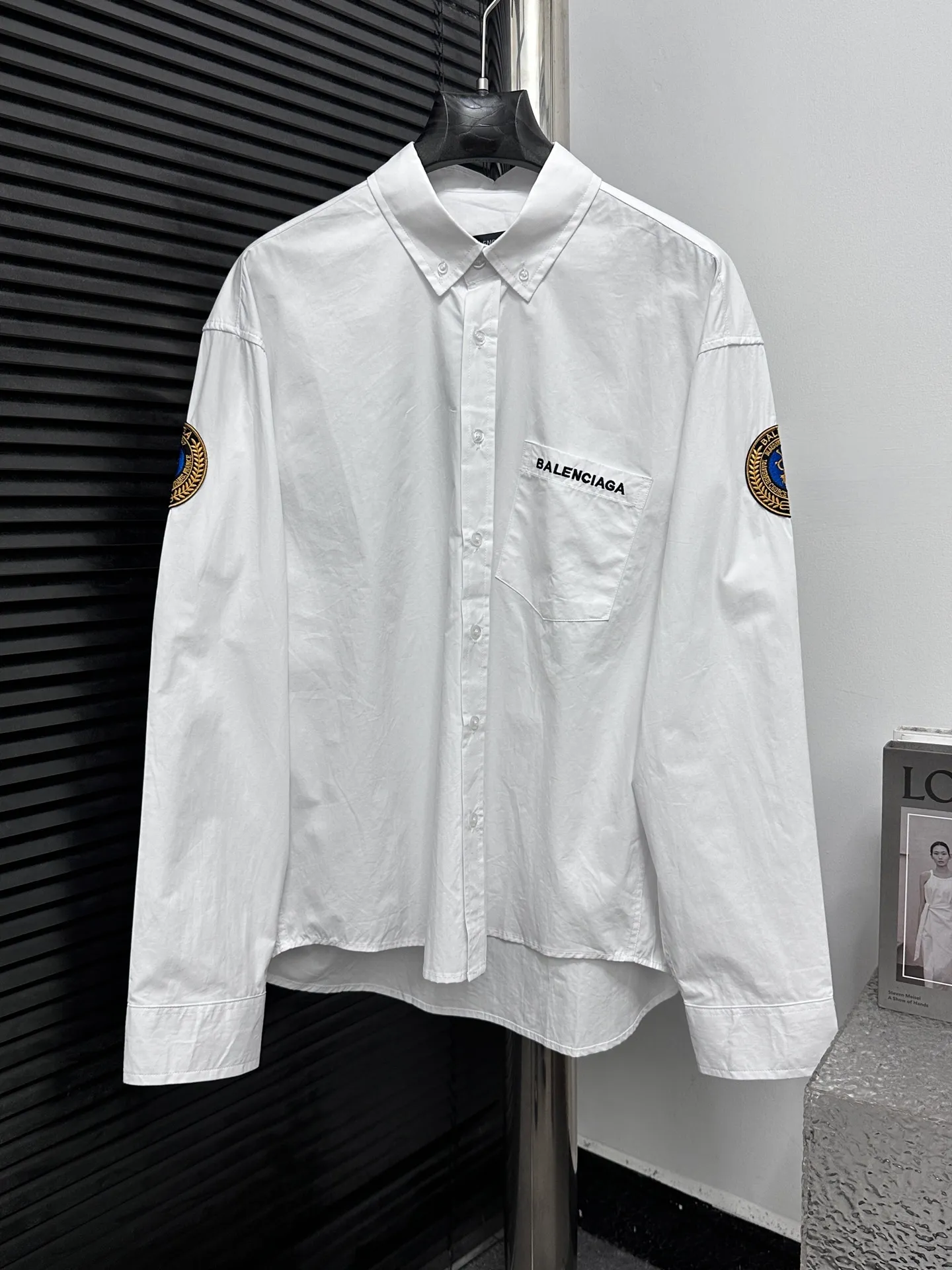 🅿️400 [Balenciag*] Paris Blcg Lion Logo Embroidered Manchester United Shirt 7454 Buy the original version, made of 80-count pure cotton poplin area fine cotton fabric, which usually has good hygroscopicity, breathability, warmth and wear resistance, and is also relatively soft and smooth. Due to fine processing, the fine cotton fabric is relatively light and thin, feels soft and comfortable, and fits the skin very well when worn. Size: 36 38 40