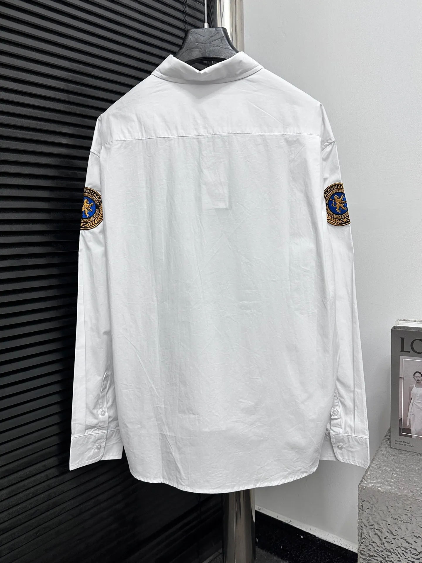 🅿️400 [Balenciag*] Paris Blcg Lion Logo Embroidered Manchester United Shirt 7454 Buy the original version, made of 80-count pure cotton poplin area fine cotton fabric, which usually has good hygroscopicity, breathability, warmth and wear resistance, and is also relatively soft and smooth. Due to fine processing, the fine cotton fabric is relatively light and thin, feels soft and comfortable, and fits the skin very well when worn. Size: 36 38 40