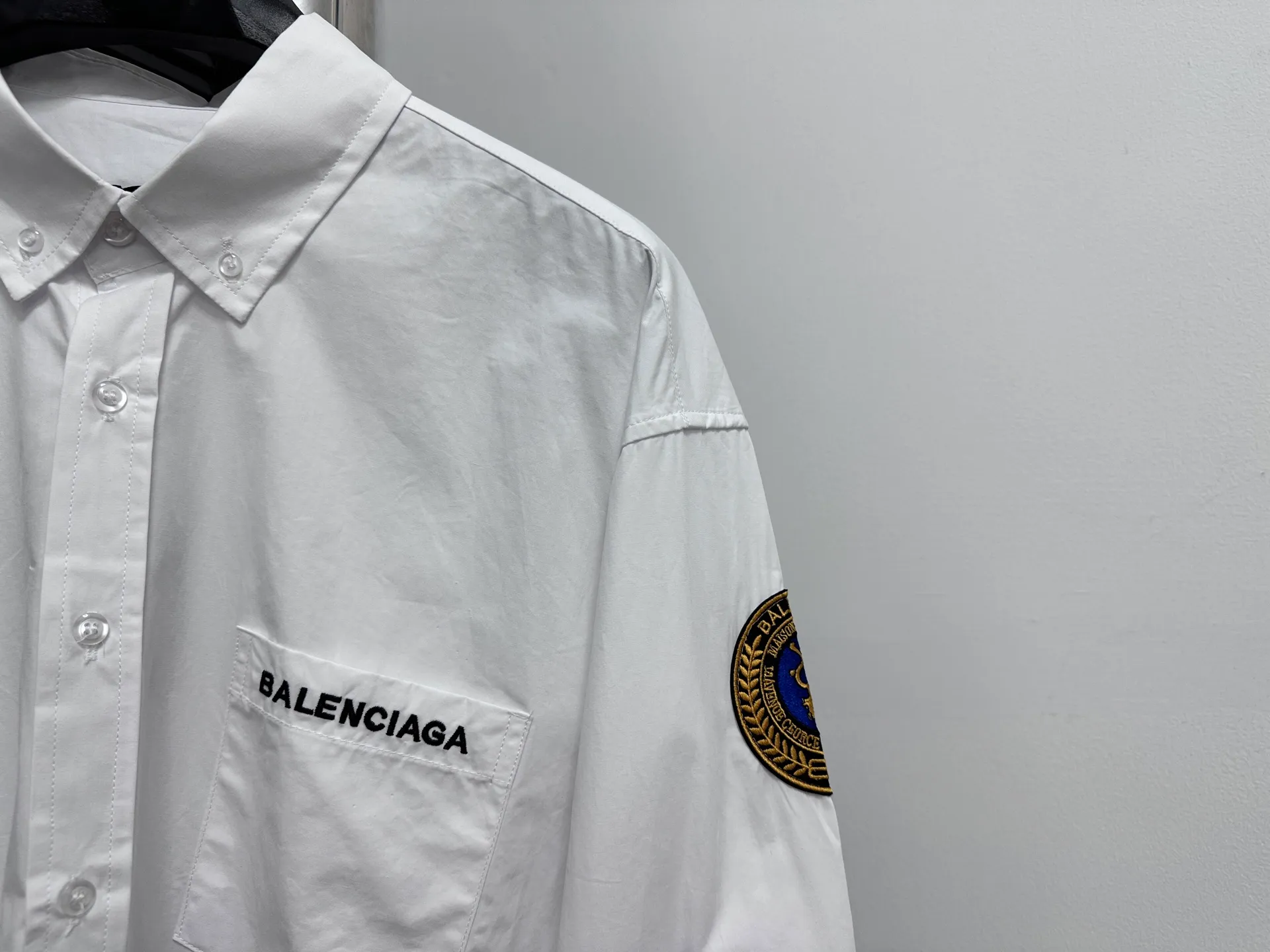 🅿️400 [Balenciag*] Paris Blcg Lion Logo Embroidered Manchester United Shirt 7454 Buy the original version, made of 80-count pure cotton poplin area fine cotton fabric, which usually has good hygroscopicity, breathability, warmth and wear resistance, and is also relatively soft and smooth. Due to fine processing, the fine cotton fabric is relatively light and thin, feels soft and comfortable, and fits the skin very well when worn. Size: 36 38 40