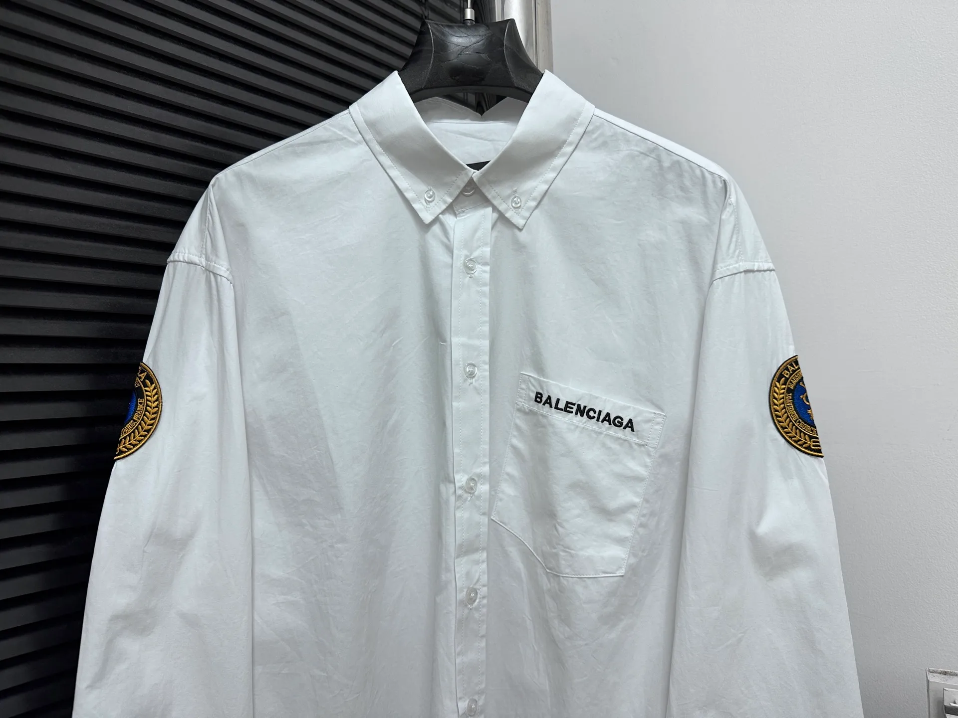 🅿️400 [Balenciag*] Paris Blcg Lion Logo Embroidered Manchester United Shirt 7454 Buy the original version, made of 80-count pure cotton poplin area fine cotton fabric, which usually has good hygroscopicity, breathability, warmth and wear resistance, and is also relatively soft and smooth. Due to fine processing, the fine cotton fabric is relatively light and thin, feels soft and comfortable, and fits the skin very well when worn. Size: 36 38 40