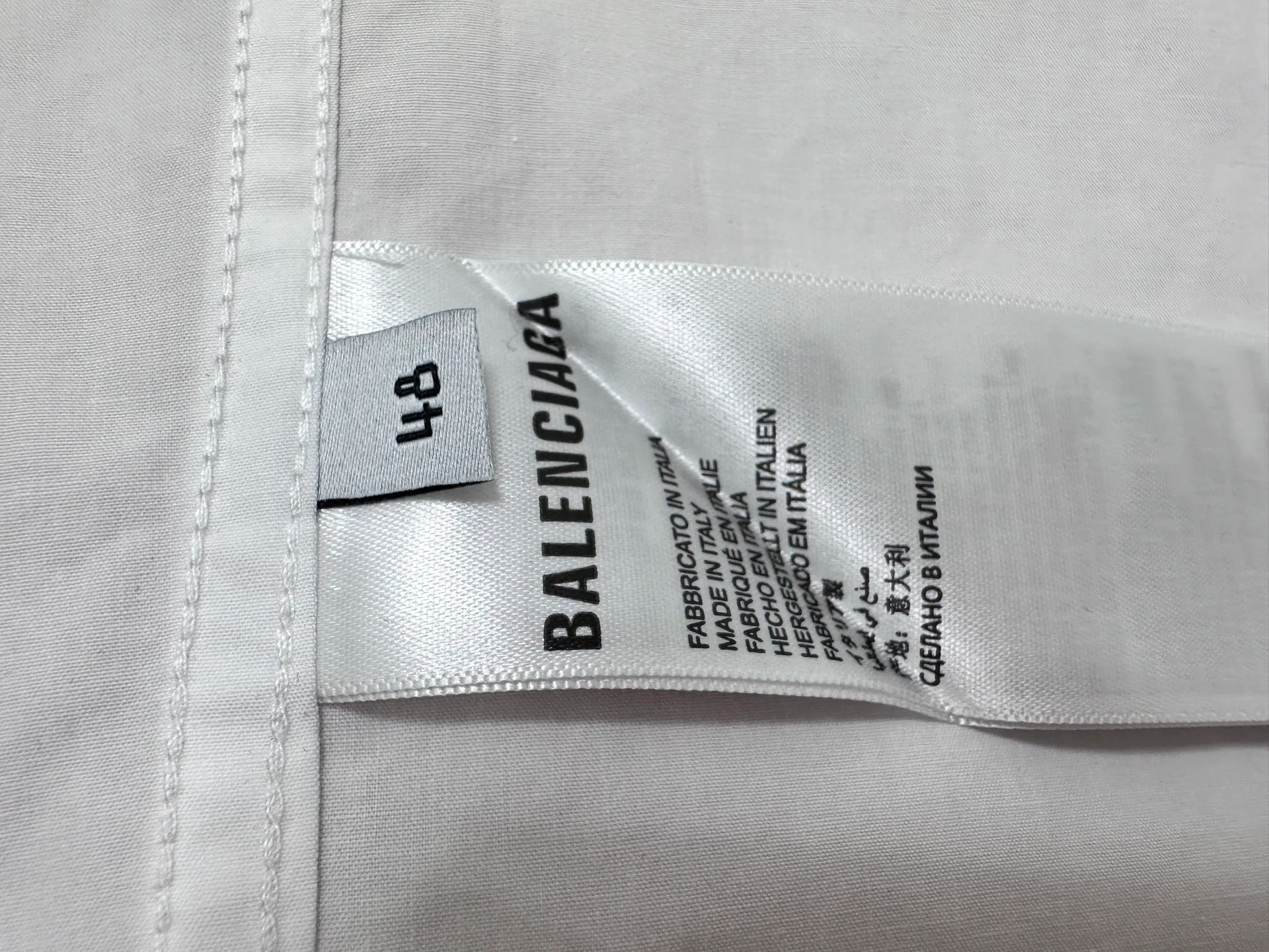 🅿️400 [Balenciag*] Paris Blcg Lion Logo Embroidered Manchester United Shirt 7454 Buy the original version, made of 80-count pure cotton poplin area fine cotton fabric, which usually has good hygroscopicity, breathability, warmth and wear resistance, and is also relatively soft and smooth. Due to fine processing, the fine cotton fabric is relatively light and thin, feels soft and comfortable, and fits the skin very well when worn. Size: 36 38 40