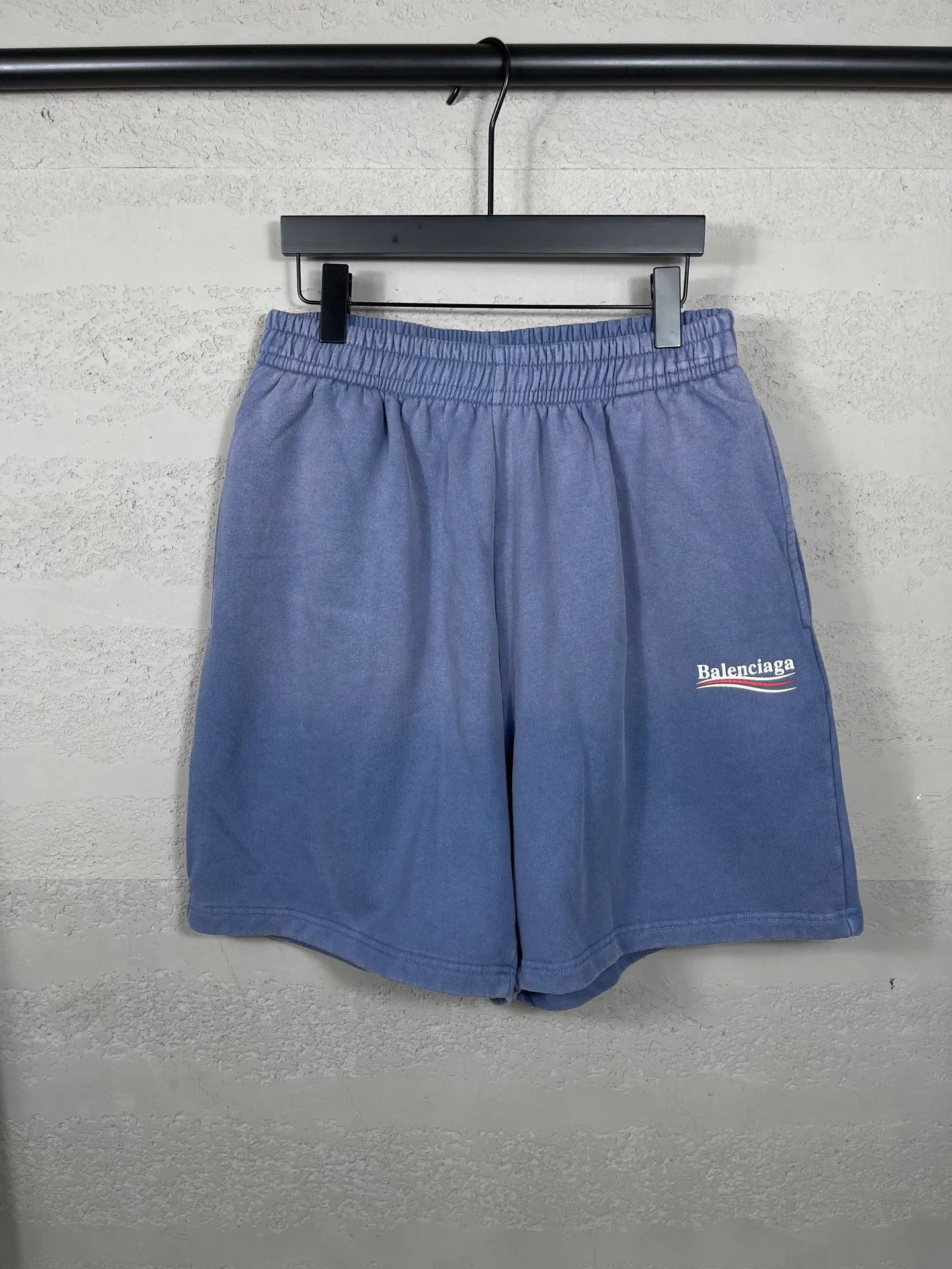 🅿️226 real photos [Top version. Official website quality] BALENCI*GA/Paris. 2025 new model. Classic wave print on the front, washed, distressed and worn shorts. Synchronized with brick cabinets. Developed authentic products at the first time, happy to print and compare! The fabric is made of Paris ZP custom-woven and dyed cotton terry sweatshirt, with a weight of 460 grams. The cloth surface is clean. The cloth pattern is clear, the hand feels soft and comfortable, and the imported environmentally friendly rubber paddles are used for printing. The letters are clear and the effect is three-dimensional. The version adopts a loose version. Same style for men and women. Code: BL257025 Color: washed blue Size: XS S M L