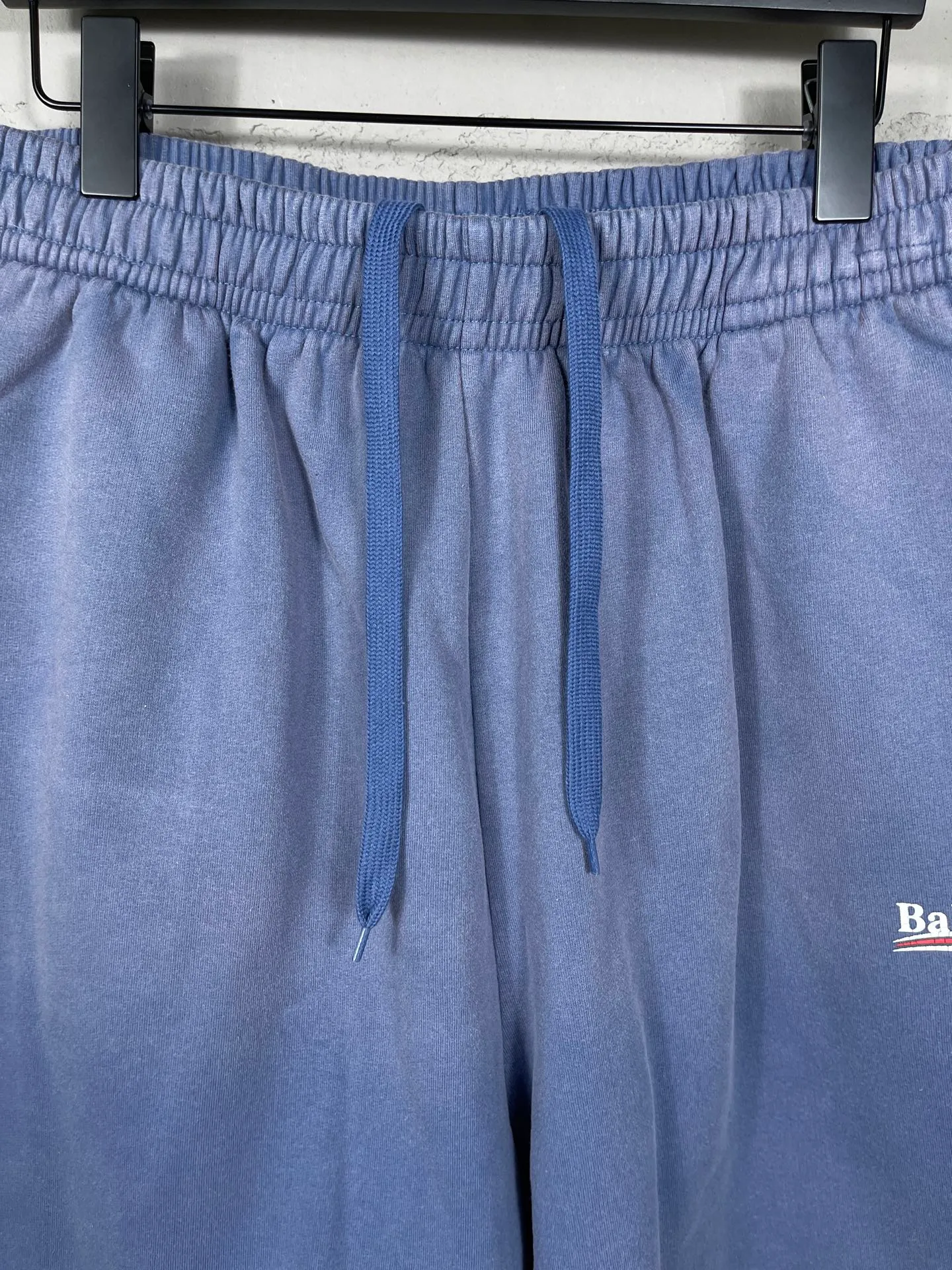 🅿️226 real photos [Top version. Official website quality] BALENCI*GA/Paris. 2025 new model. Classic wave print on the front, washed, distressed and worn shorts. Synchronized with brick cabinets. Developed authentic products at the first time, happy to print and compare! The fabric is made of Paris ZP custom-woven and dyed cotton terry sweatshirt, with a weight of 460 grams. The cloth surface is clean. The cloth pattern is clear, the hand feels soft and comfortable, and the imported environmentally friendly rubber paddles are used for printing. The letters are clear and the effect is three-dimensional. The version adopts a loose version. Same style for men and women. Code: BL257025 Color: washed blue Size: XS S M L