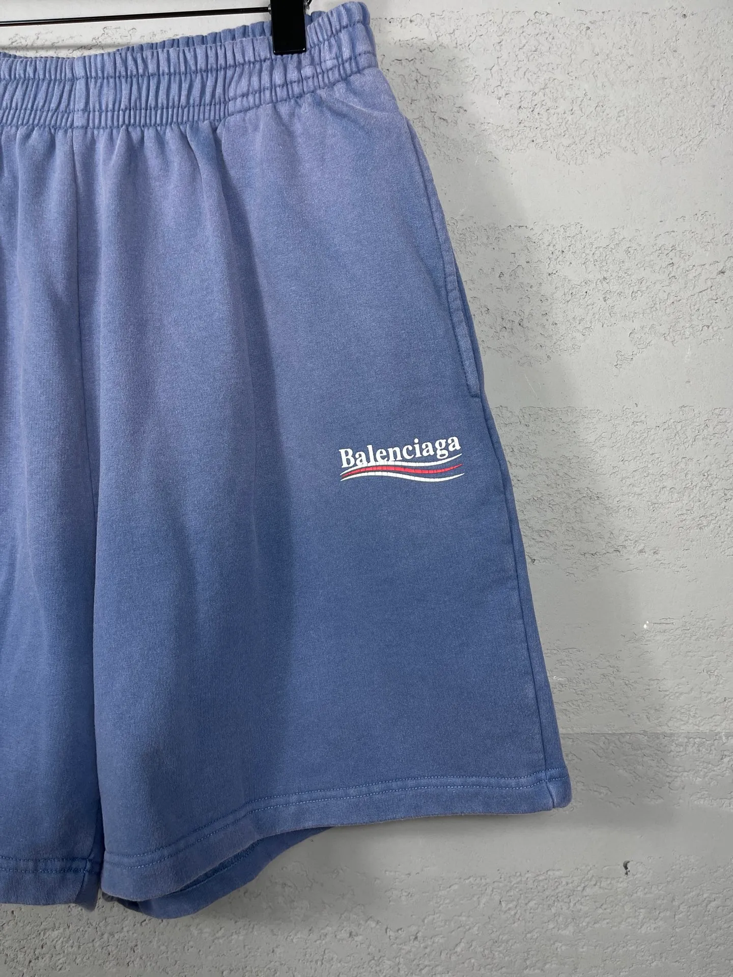 🅿️226 real photos [Top version. Official website quality] BALENCI*GA/Paris. 2025 new model. Classic wave print on the front, washed, distressed and worn shorts. Synchronized with brick cabinets. Developed authentic products at the first time, happy to print and compare! The fabric is made of Paris ZP custom-woven and dyed cotton terry sweatshirt, with a weight of 460 grams. The cloth surface is clean. The cloth pattern is clear, the hand feels soft and comfortable, and the imported environmentally friendly rubber paddles are used for printing. The letters are clear and the effect is three-dimensional. The version adopts a loose version. Same style for men and women. Code: BL257025 Color: washed blue Size: XS S M L