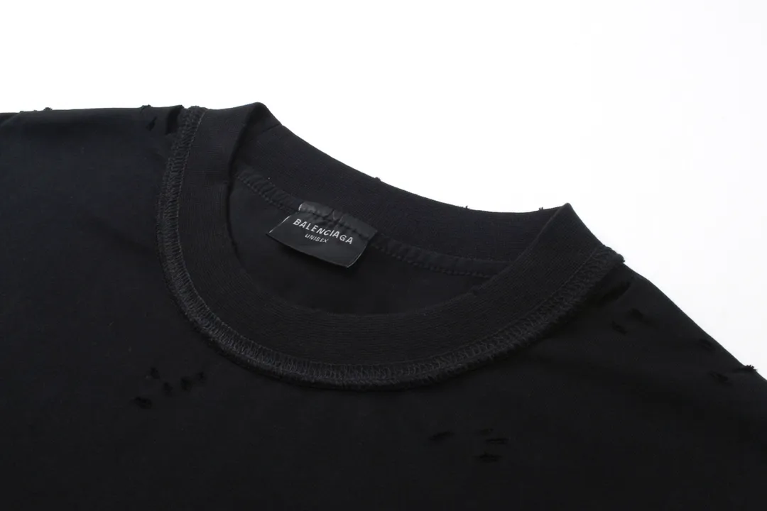 🅿️186 Detailed picture [Top version. Official website quality] BALENCI*GA/Paris Front printed ready-to-wear washed and worn new T-shirt #2024 new style with reverse stitching design. Notice! ️The original version of this style is made with reverse stitching and is worn and washed to make it look old, which is the normal practice in the market. #2024 Spring and Summer Brick Cabinet Synchronization Welcome to compare. The fabric is made of Paris ZP custom-woven and dyed cotton double yarn, with a weight of 260 grams. The cloth surface is clean. The cloth pattern is clear, soft and comfortable. The threads are dyed with no color difference. The printing uses imported environmentally friendly glue printing. The letters are clear and the pattern explodes. The brick cabinet is restored, and the version adopts the OS loose shoulder version. The same style for men and women. Code: BL223357 Color: Black Size: XS to L