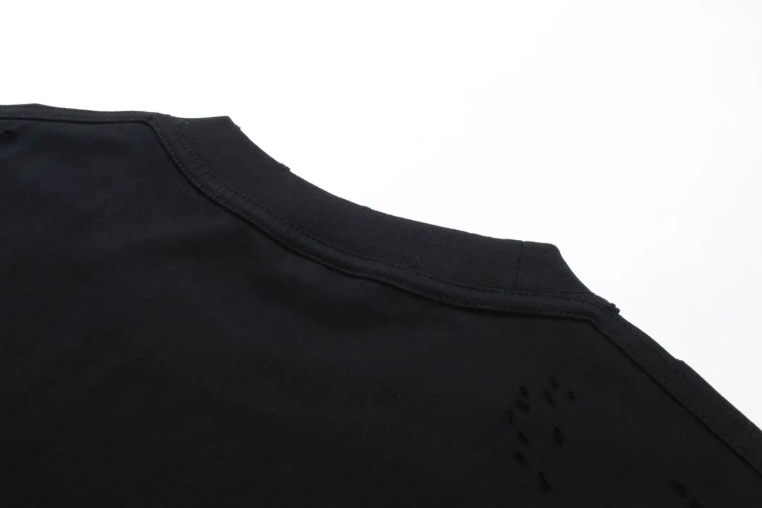 🅿️186 Detailed picture [Top version. Official website quality] BALENCI*GA/Paris Front printed ready-to-wear washed and worn new T-shirt #2024 new style with reverse stitching design. Notice! ️The original version of this style is made with reverse stitching and is worn and washed to make it look old, which is the normal practice in the market. #2024 Spring and Summer Brick Cabinet Synchronization Welcome to compare. The fabric is made of Paris ZP custom-woven and dyed cotton double yarn, with a weight of 260 grams. The cloth surface is clean. The cloth pattern is clear, soft and comfortable. The threads are dyed with no color difference. The printing uses imported environmentally friendly glue printing. The letters are clear and the pattern explodes. The brick cabinet is restored, and the version adopts the OS loose shoulder version. The same style for men and women. Code: BL223357 Color: Black Size: XS to L