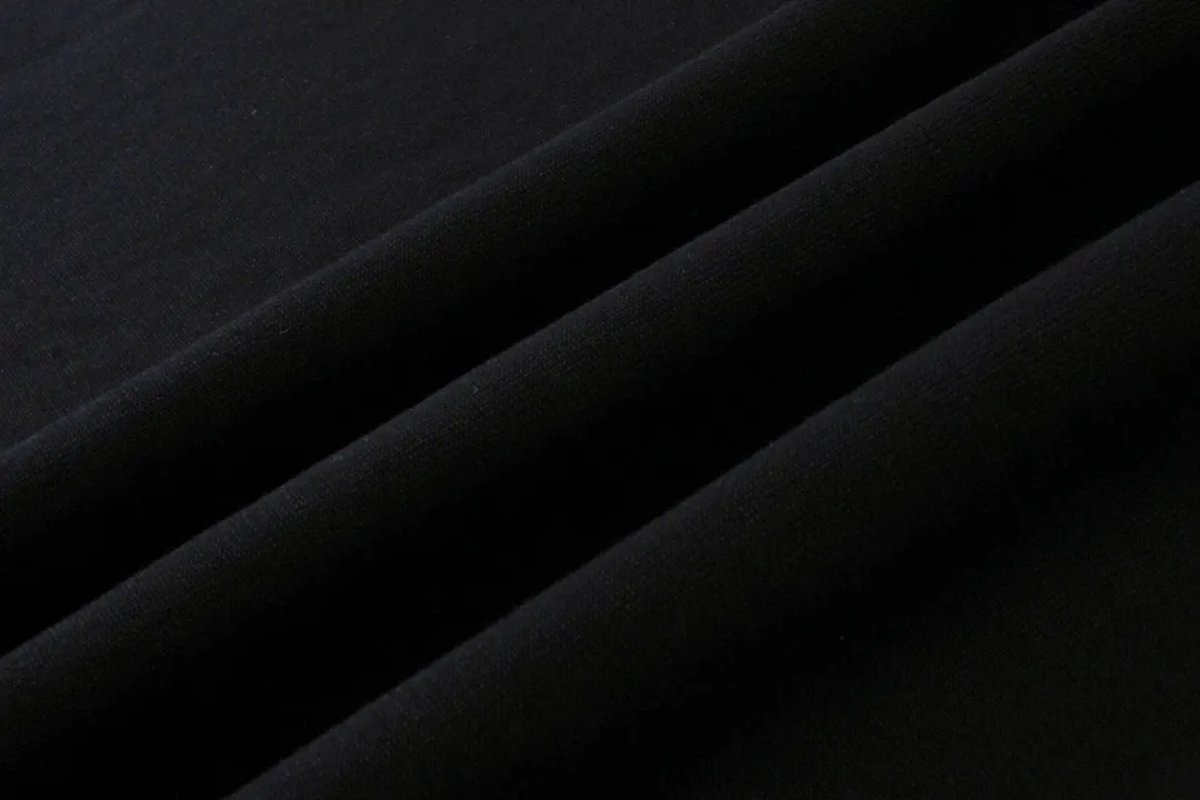 🅿️186 Detailed picture [Top version. Official website quality] BALENCI*GA/Paris Front printed ready-to-wear washed and worn new T-shirt #2024 new style with reverse stitching design. Notice! ️The original version of this style is made with reverse stitching and is worn and washed to make it look old, which is the normal practice in the market. #2024 Spring and Summer Brick Cabinet Synchronization Welcome to compare. The fabric is made of Paris ZP custom-woven and dyed cotton double yarn, with a weight of 260 grams. The cloth surface is clean. The cloth pattern is clear, soft and comfortable. The threads are dyed with no color difference. The printing uses imported environmentally friendly glue printing. The letters are clear and the pattern explodes. The brick cabinet is restored, and the version adopts the OS loose shoulder version. The same style for men and women. Code: BL223357 Color: Black Size: XS to L