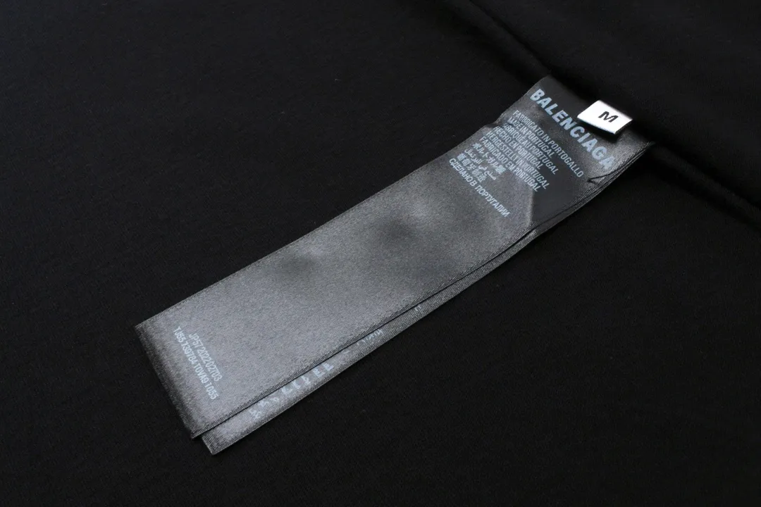 🅿️186 Detailed picture [Top version. Official website quality] BALENCI*GA/Paris Front printed ready-to-wear washed and worn new T-shirt #2024 new style with reverse stitching design. Notice! ️The original version of this style is made with reverse stitching and is worn and washed to make it look old, which is the normal practice in the market. #2024 Spring and Summer Brick Cabinet Synchronization Welcome to compare. The fabric is made of Paris ZP custom-woven and dyed cotton double yarn, with a weight of 260 grams. The cloth surface is clean. The cloth pattern is clear, soft and comfortable. The threads are dyed with no color difference. The printing uses imported environmentally friendly glue printing. The letters are clear and the pattern explodes. The brick cabinet is restored, and the version adopts the OS loose shoulder version. The same style for men and women. Code: BL223357 Color: Black Size: XS to L