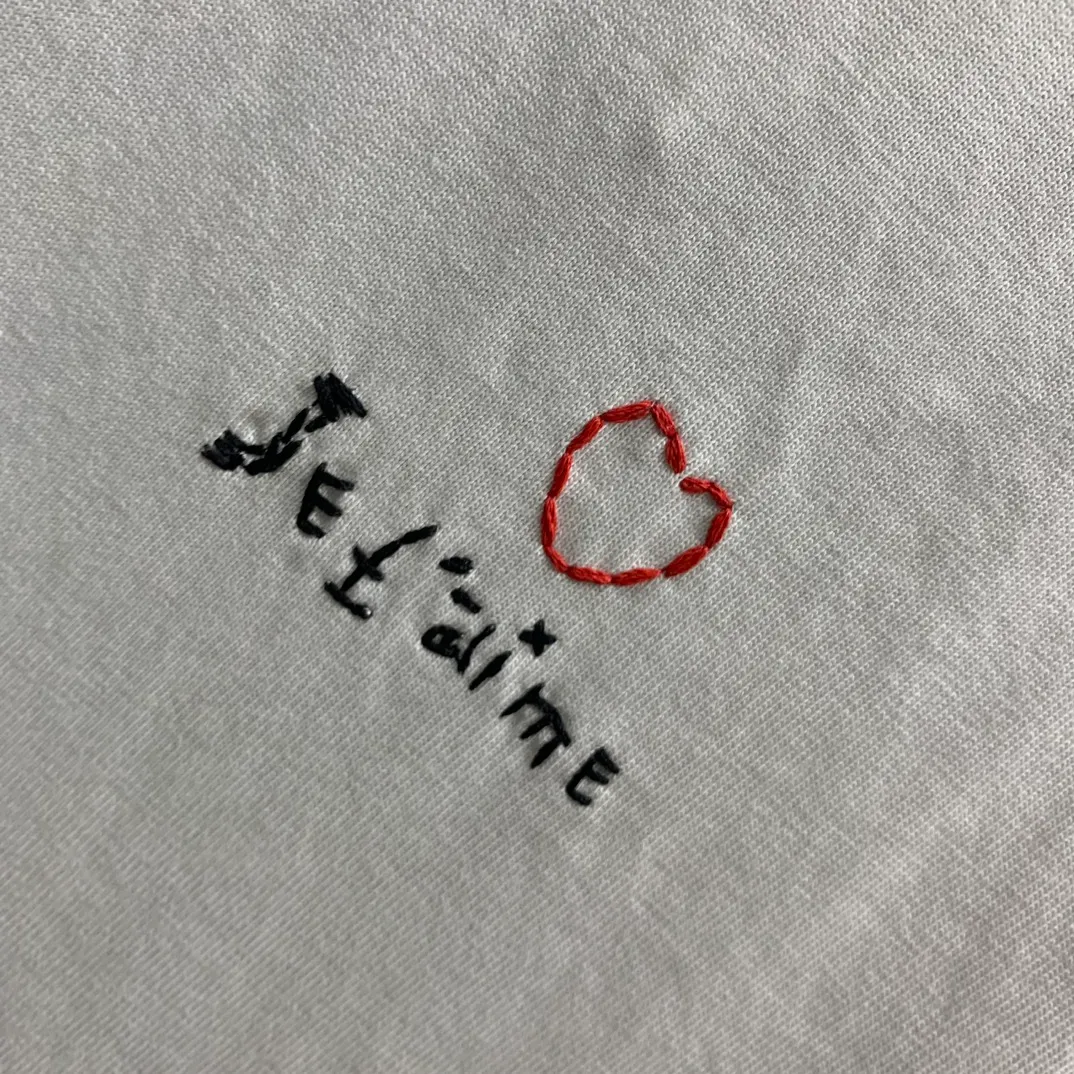 The top tried and tested version of BALENCIAGA's "Tanabata Little Love" printed short-sleeved T-shirt with the same style of male and female couple stars. The front is decorated with ie t'aime artwork embroidery | The lower back is decorated with brand logo embroidery | Distressed effect. Combed cotton has better durability than cotton. Combed cotton fabrics are durable and washable. They use better quality cotton, so the fabrics are not prone to pilling.  The new plate-making process that imitates hand embroidery has the rough feel of hand embroidery, and the stitching method is adjusted according to the original pattern. After embroidery, the stitching technique is imitated by hand embroidery, and the smooth curves highlight the embroidery effect.  The main body of the logo pattern is precision stitched; the embroidery is very fine and dense. Linen embroidery thread is used combined with dense processing to increase the three-dimensional effect, and the embroidery body has a subtle matte visual texture. Color: red black white P:260 Size: S--XL