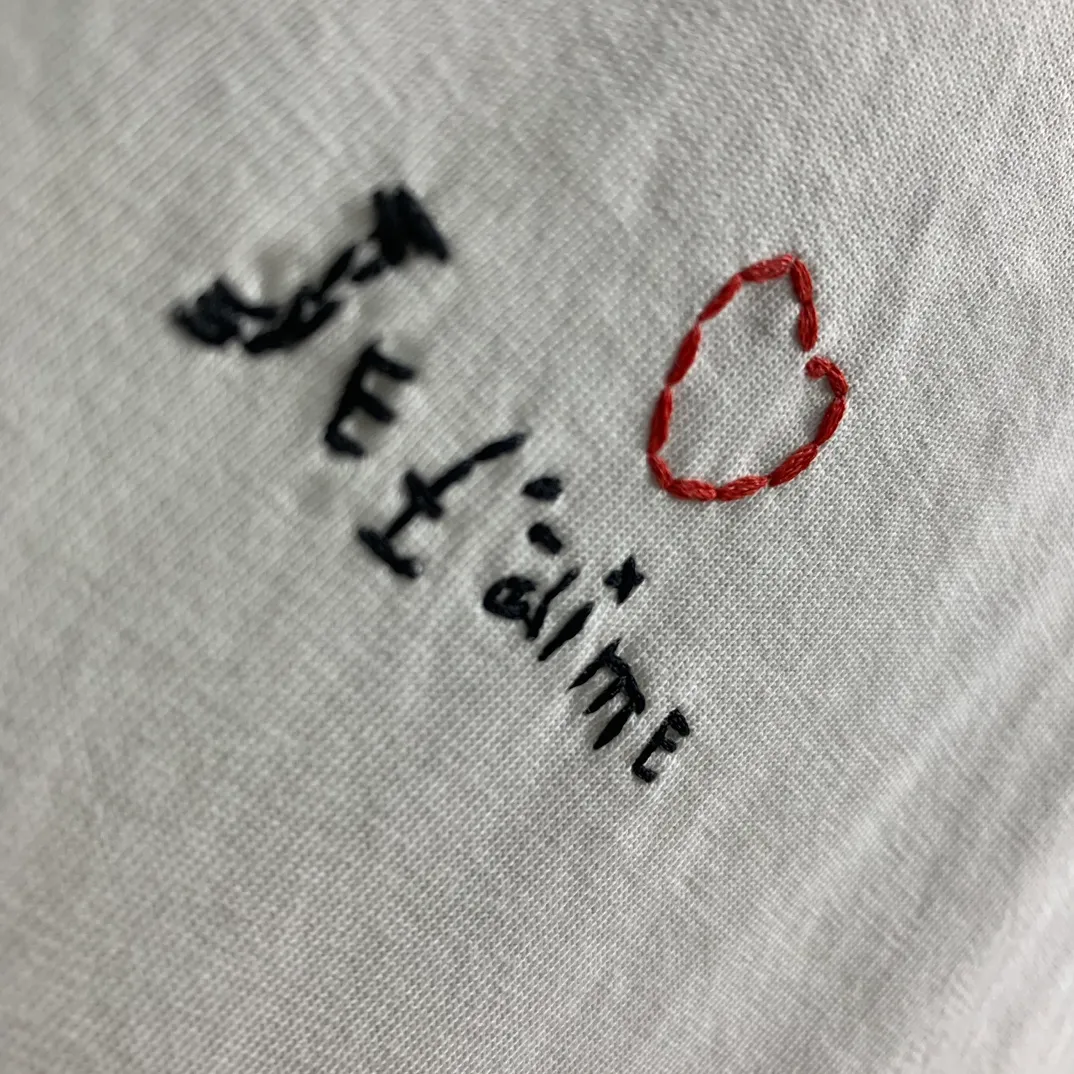 The top tried and tested version of BALENCIAGA's "Tanabata Little Love" printed short-sleeved T-shirt with the same style of male and female couple stars. The front is decorated with ie t'aime artwork embroidery | The lower back is decorated with brand logo embroidery | Distressed effect. Combed cotton has better durability than cotton. Combed cotton fabrics are durable and washable. They use better quality cotton, so the fabrics are not prone to pilling.  The new plate-making process that imitates hand embroidery has the rough feel of hand embroidery, and the stitching method is adjusted according to the original pattern. After embroidery, the stitching technique is imitated by hand embroidery, and the smooth curves highlight the embroidery effect.  The main body of the logo pattern is precision stitched; the embroidery is very fine and dense. Linen embroidery thread is used combined with dense processing to increase the three-dimensional effect, and the embroidery body has a subtle matte visual texture. Color: red black white P:260 Size: S--XL