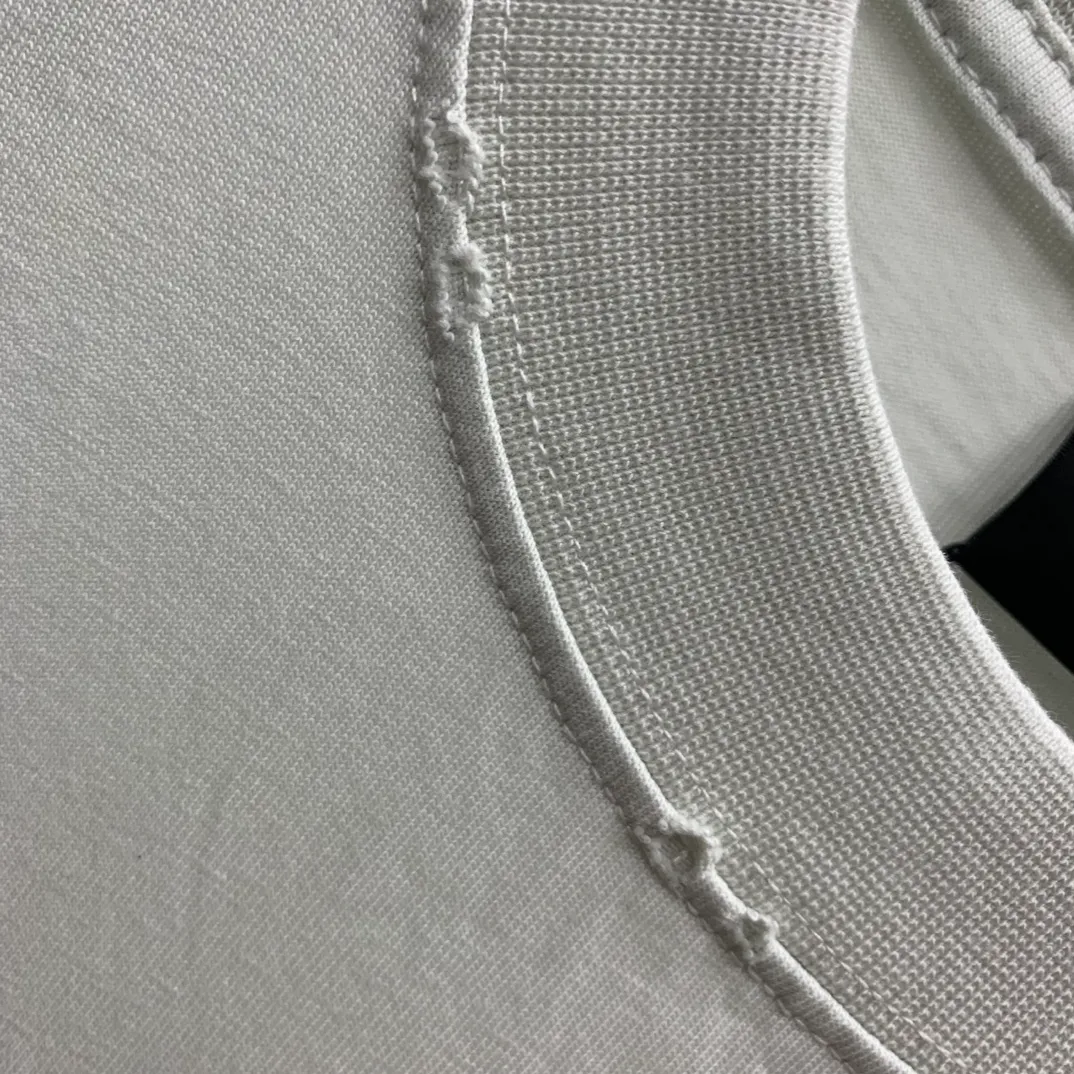 The top tried and tested version of BALENCIAGA's "Tanabata Little Love" printed short-sleeved T-shirt with the same style of male and female couple stars. The front is decorated with ie t'aime artwork embroidery | The lower back is decorated with brand logo embroidery | Distressed effect. Combed cotton has better durability than cotton. Combed cotton fabrics are durable and washable. They use better quality cotton, so the fabrics are not prone to pilling.  The new plate-making process that imitates hand embroidery has the rough feel of hand embroidery, and the stitching method is adjusted according to the original pattern. After embroidery, the stitching technique is imitated by hand embroidery, and the smooth curves highlight the embroidery effect.  The main body of the logo pattern is precision stitched; the embroidery is very fine and dense. Linen embroidery thread is used combined with dense processing to increase the three-dimensional effect, and the embroidery body has a subtle matte visual texture. Color: red black white P:260 Size: S--XL