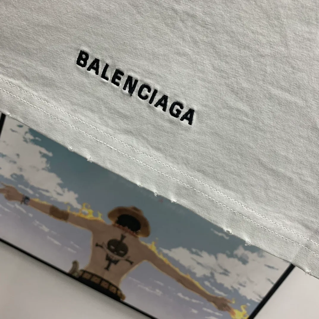 The top tried and tested version of BALENCIAGA's "Tanabata Little Love" printed short-sleeved T-shirt with the same style of male and female couple stars. The front is decorated with ie t'aime artwork embroidery | The lower back is decorated with brand logo embroidery | Distressed effect. Combed cotton has better durability than cotton. Combed cotton fabrics are durable and washable. They use better quality cotton, so the fabrics are not prone to pilling.  The new plate-making process that imitates hand embroidery has the rough feel of hand embroidery, and the stitching method is adjusted according to the original pattern. After embroidery, the stitching technique is imitated by hand embroidery, and the smooth curves highlight the embroidery effect.  The main body of the logo pattern is precision stitched; the embroidery is very fine and dense. Linen embroidery thread is used combined with dense processing to increase the three-dimensional effect, and the embroidery body has a subtle matte visual texture. Color: red black white P:260 Size: S--XL