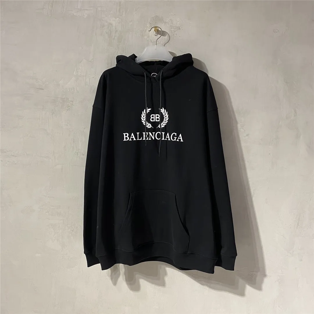 The top tested version of Balenciaga's classic wheat ear hooded sweatshirt is made of 480g pure cotton double-yarn terry fabric, which is thick and textured. High-density knitting technology makes it firm and elastic, with high suppleness and skin-friendliness. It feels soft and delicate, does not shrink or deform, and has a crisp and stylish upper body. It is different from the cheap soft sofa fabrics with low weight and low count on the market.  Ultra-high-level workmanship, every detail shows a sense of luxury, and the original three-dimensional cutting process creates a perfect fit. The OS loose shoulder style accommodates all body types. It is a truly versatile style that looks slim and good-looking for both men and women.  The brushed classic wheat ear letter print has high fastness and will not crack or fall off. The classic pattern will never go out of style. Multiple colors are available, and every color is beautiful!  Color: Black Size: XS-L P:420