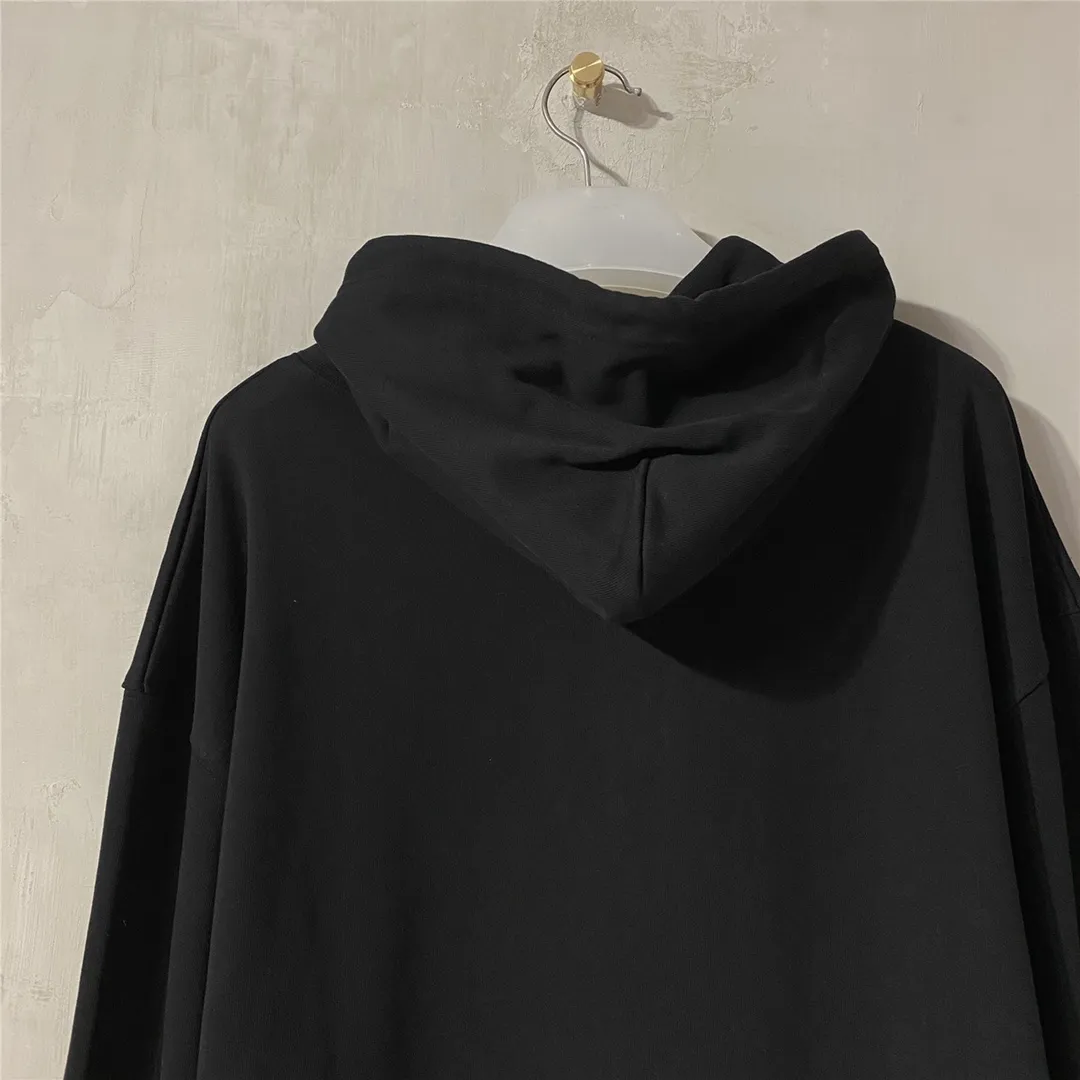 The top tested version of Balenciaga's classic wheat ear hooded sweatshirt is made of 480g pure cotton double-yarn terry fabric, which is thick and textured. High-density knitting technology makes it firm and elastic, with high suppleness and skin-friendliness. It feels soft and delicate, does not shrink or deform, and has a crisp and stylish upper body. It is different from the cheap soft sofa fabrics with low weight and low count on the market.  Ultra-high-level workmanship, every detail shows a sense of luxury, and the original three-dimensional cutting process creates a perfect fit. The OS loose shoulder style accommodates all body types. It is a truly versatile style that looks slim and good-looking for both men and women.  The brushed classic wheat ear letter print has high fastness and will not crack or fall off. The classic pattern will never go out of style. Multiple colors are available, and every color is beautiful!  Color: Black Size: XS-L P:420