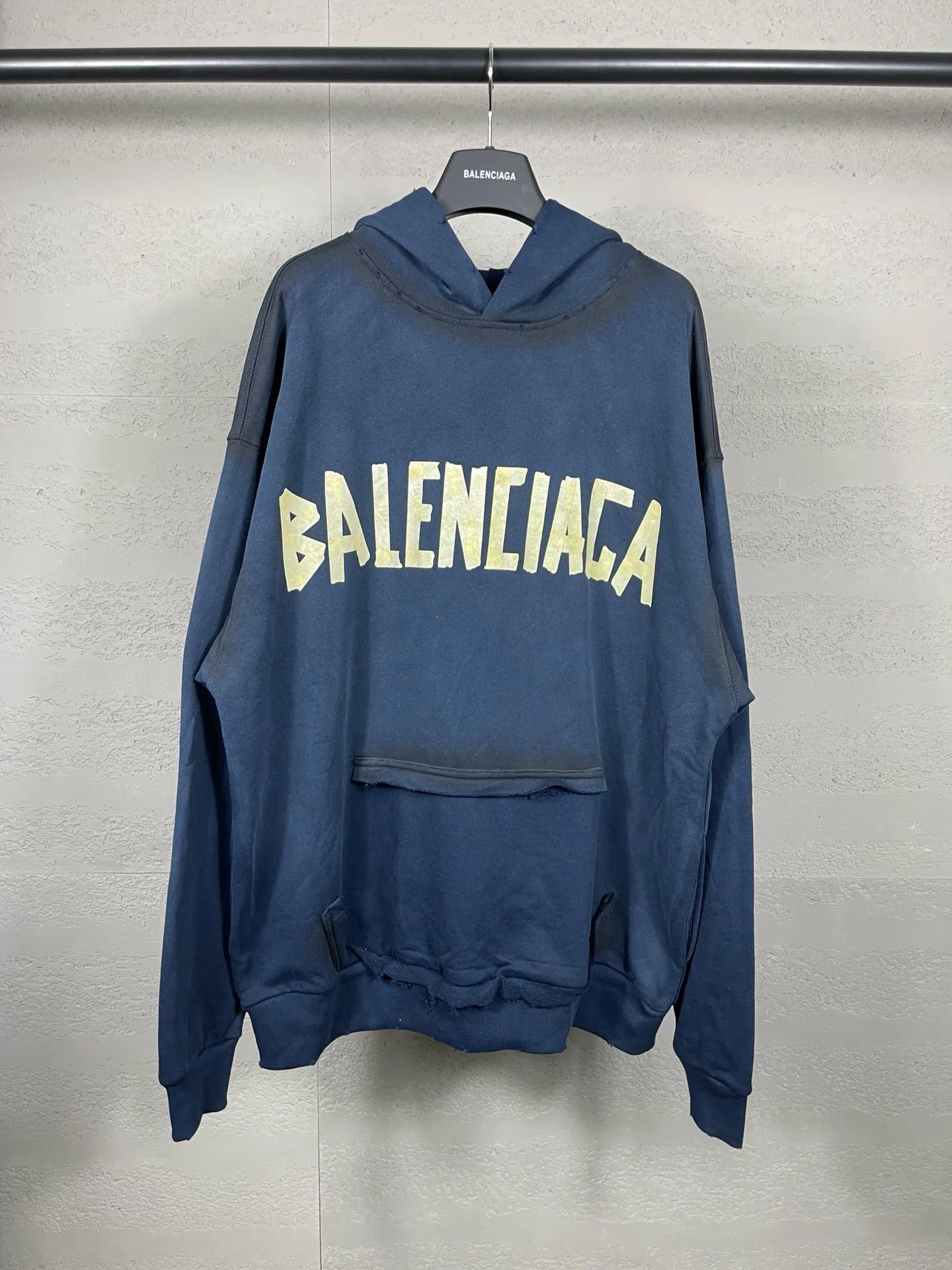 🅿️380 real photos [Top version. Official website quality] BALENCI*GA/Paris. 23ss latest classic hot model. Purchase the original board at the first time. Color. Printing. Washing. Production and authenticity. Wrong version in Jubie market. Welcome to compare. Tape direct printing. Ready-to-wear hooded sweatshirt washed and worn twice. The brick cabinet is synchronized. The fabric is made of Paris ZP custom-woven and dyed cotton sweatshirt. The weight is 450 grams. The cloth surface is clean. The cloth pattern is clear, soft and comfortable, and the threads are dyed with no color difference. The classic pattern adopts Kornit imported direct injection. The letters are clear and the effect is three-dimensional. Restored brick cabinet. The garments were washed and aged, and polished by many hands. Produced by ultra-heavy craftsmanship, special market currency. Note⚠️ZP fabric is made of fine-grained yarn. Pay attention to the big difference! Welcome to compare! The version adopts OS loose shoulder version. The same style for men and women. Code: BL238016 Color: dark gray blue, Paris blue, washed black, burgundy, fluorescent yellow, green, floral gray, sky blue, khaki Size: XS S M L