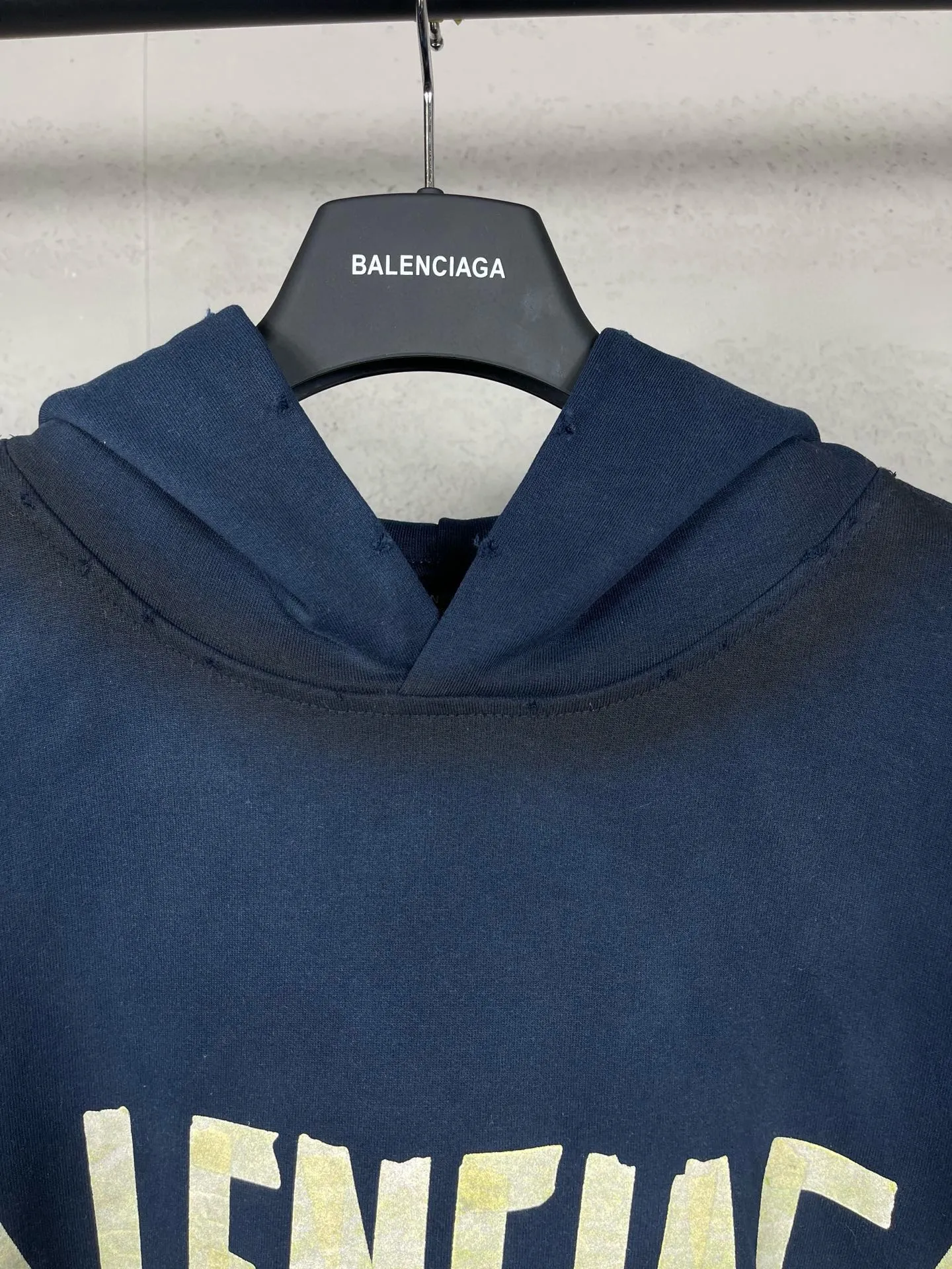 🅿️380 real photos [Top version. Official website quality] BALENCI*GA/Paris. 23ss latest classic hot model. Purchase the original board at the first time. Color. Printing. Washing. Production and authenticity. Wrong version in Jubie market. Welcome to compare. Tape direct printing. Ready-to-wear hooded sweatshirt washed and worn twice. The brick cabinet is synchronized. The fabric is made of Paris ZP custom-woven and dyed cotton sweatshirt. The weight is 450 grams. The cloth surface is clean. The cloth pattern is clear, soft and comfortable, and the threads are dyed with no color difference. The classic pattern adopts Kornit imported direct injection. The letters are clear and the effect is three-dimensional. Restored brick cabinet. The garments were washed and aged, and polished by many hands. Produced by ultra-heavy craftsmanship, special market currency. Note⚠️ZP fabric is made of fine-grained yarn. Pay attention to the big difference! Welcome to compare! The version adopts OS loose shoulder version. The same style for men and women. Code: BL238016 Color: dark gray blue, Paris blue, washed black, burgundy, fluorescent yellow, green, floral gray, sky blue, khaki Size: XS S M L