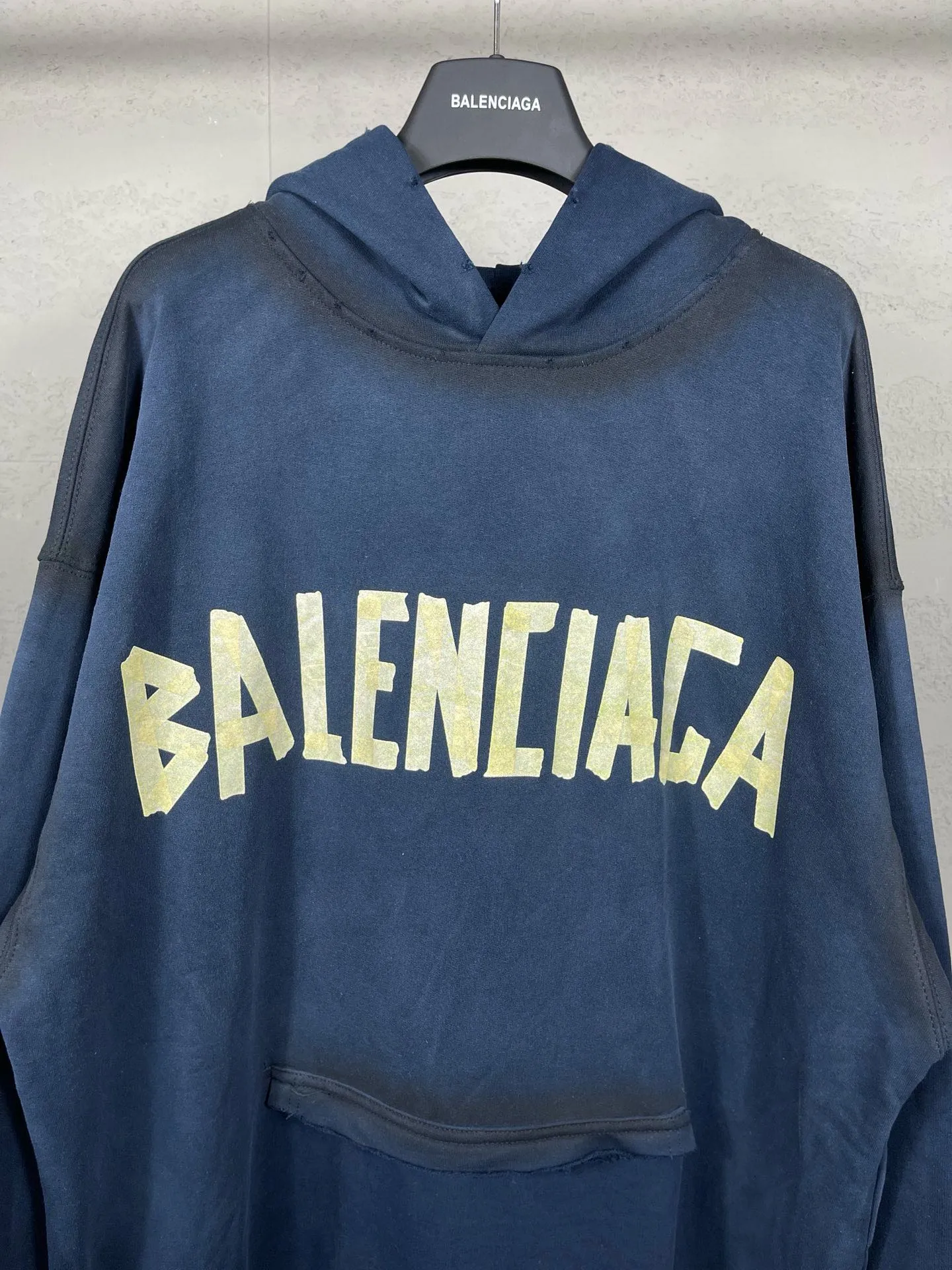 🅿️380 real photos [Top version. Official website quality] BALENCI*GA/Paris. 23ss latest classic hot model. Purchase the original board at the first time. Color. Printing. Washing. Production and authenticity. Wrong version in Jubie market. Welcome to compare. Tape direct printing. Ready-to-wear hooded sweatshirt washed and worn twice. The brick cabinet is synchronized. The fabric is made of Paris ZP custom-woven and dyed cotton sweatshirt. The weight is 450 grams. The cloth surface is clean. The cloth pattern is clear, soft and comfortable, and the threads are dyed with no color difference. The classic pattern adopts Kornit imported direct injection. The letters are clear and the effect is three-dimensional. Restored brick cabinet. The garments were washed and aged, and polished by many hands. Produced by ultra-heavy craftsmanship, special market currency. Note⚠️ZP fabric is made of fine-grained yarn. Pay attention to the big difference! Welcome to compare! The version adopts OS loose shoulder version. The same style for men and women. Code: BL238016 Color: dark gray blue, Paris blue, washed black, burgundy, fluorescent yellow, green, floral gray, sky blue, khaki Size: XS S M L