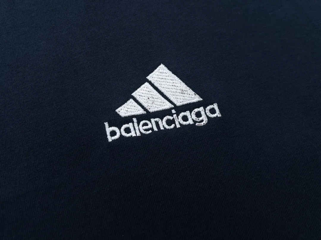 🅿️200 Detailed picture [Top version. Official website quality] BALENCI*GA/Paris co-branded Adidas Adidas clover three-stripe LOGO embroidered side contrast short-sleeved T-shirt# The fabric is made of Paris ZP custom-woven and dyed cotton double yarn. Weighing 260 grams, the cloth surface is clean. The cloth pattern is clear, soft and comfortable. The threads are dyed with no color difference. The classic pattern embroidery uses imported embroidery, and the letters are clear, three-dimensional and without rough edges. Jubie market produces pictures based on pictures. Welcome to compare. The version adopts OS loose shoulder version. Same style for men and women. Code: BL223082 Color: black, white, navy size: XS to L