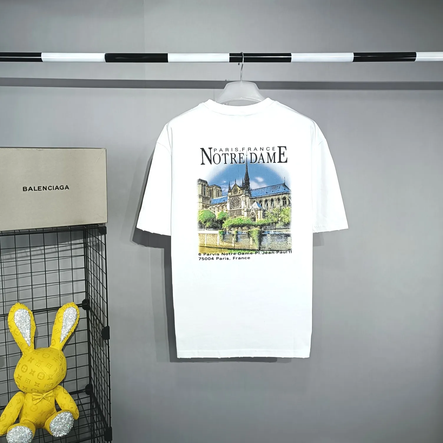 [Top tested version] BALENCIAGA Balenciaga Sacred Heart Garden Castle loose pure cotton short-sleeved T-shirt for men and women. Top quality short-sleeved, each piece has been garment washed, original version, collar, cuffs and hem have distressed rips, collar with cuffs, version dropped shoulder OS version The printing process adopts Kornit Digital 7-color direct printing, which restores the picture quality in high definition. People, trees and buildings are clearly visible and layered. Letter printing details are processed without tooth edges! The cost of front and back printing is enough to buy a box of good cigarettes. The fabric is made of 24S 260g double yarn pure cotton fabric, which is heavy-weight and has full drape. The most important thing is that while ensuring the weight, it can also effectively exert its breathable and breathable effect! Exclusive quality shipment Original fabric Self-adhesive coding Counter tag Size: XS-L Color: Black White P: 290