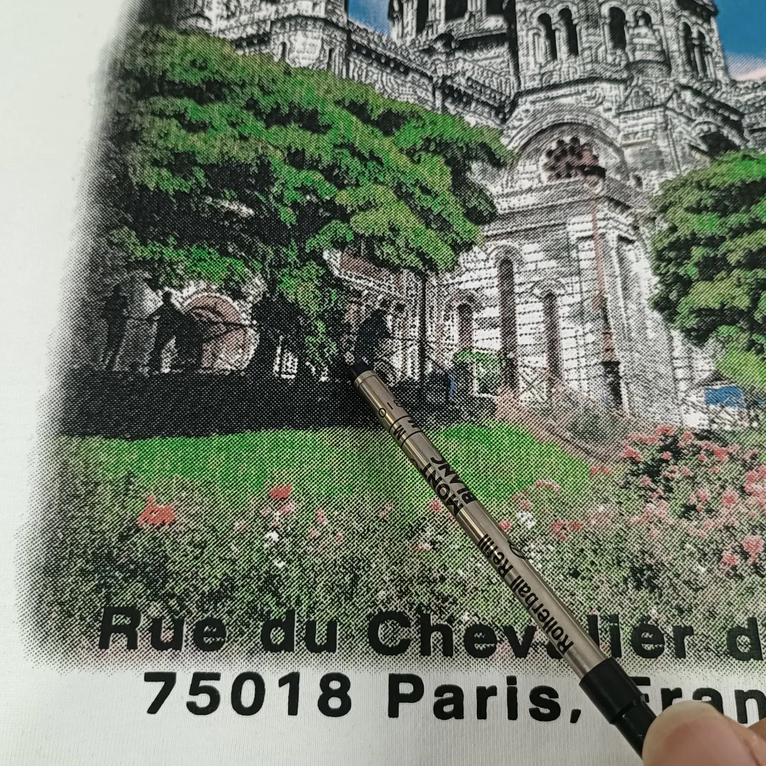 [Top tested version] BALENCIAGA Balenciaga Sacred Heart Garden Castle loose pure cotton short-sleeved T-shirt for men and women. Top quality short-sleeved, each piece has been garment washed, original version, collar, cuffs and hem have distressed rips, collar with cuffs, version dropped shoulder OS version The printing process adopts Kornit Digital 7-color direct printing, which restores the picture quality in high definition. People, trees and buildings are clearly visible and layered. Letter printing details are processed without tooth edges! The cost of front and back printing is enough to buy a box of good cigarettes. The fabric is made of 24S 260g double yarn pure cotton fabric, which is heavy-weight and has full drape. The most important thing is that while ensuring the weight, it can also effectively exert its breathable and breathable effect! Exclusive quality shipment Original fabric Self-adhesive coding Counter tag Size: XS-L Color: Black White P: 290