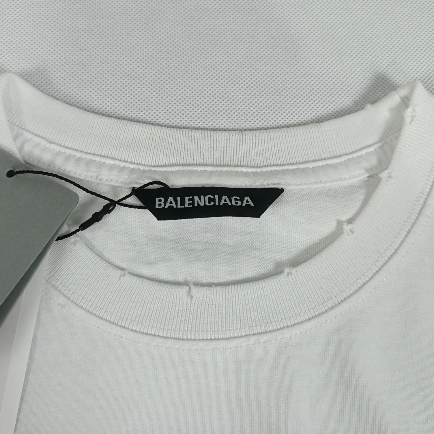 [Top tested version] BALENCIAGA Balenciaga Sacred Heart Garden Castle loose pure cotton short-sleeved T-shirt for men and women. Top quality short-sleeved, each piece has been garment washed, original version, collar, cuffs and hem have distressed rips, collar with cuffs, version dropped shoulder OS version The printing process adopts Kornit Digital 7-color direct printing, which restores the picture quality in high definition. People, trees and buildings are clearly visible and layered. Letter printing details are processed without tooth edges! The cost of front and back printing is enough to buy a box of good cigarettes. The fabric is made of 24S 260g double yarn pure cotton fabric, which is heavy-weight and has full drape. The most important thing is that while ensuring the weight, it can also effectively exert its breathable and breathable effect! Exclusive quality shipment Original fabric Self-adhesive coding Counter tag Size: XS-L Color: Black White P: 290