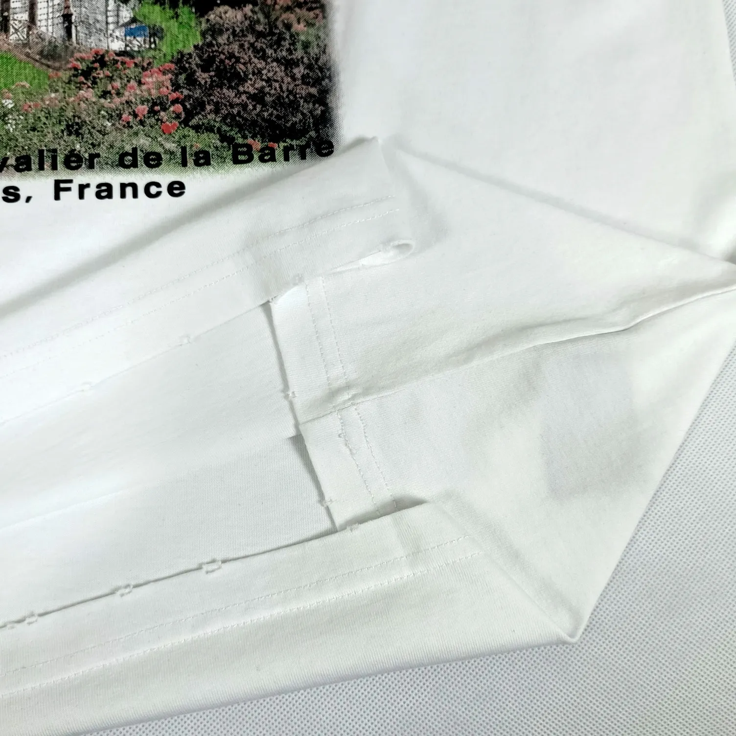 [Top tested version] BALENCIAGA Balenciaga Sacred Heart Garden Castle loose pure cotton short-sleeved T-shirt for men and women. Top quality short-sleeved, each piece has been garment washed, original version, collar, cuffs and hem have distressed rips, collar with cuffs, version dropped shoulder OS version The printing process adopts Kornit Digital 7-color direct printing, which restores the picture quality in high definition. People, trees and buildings are clearly visible and layered. Letter printing details are processed without tooth edges! The cost of front and back printing is enough to buy a box of good cigarettes. The fabric is made of 24S 260g double yarn pure cotton fabric, which is heavy-weight and has full drape. The most important thing is that while ensuring the weight, it can also effectively exert its breathable and breathable effect! Exclusive quality shipment Original fabric Self-adhesive coding Counter tag Size: XS-L Color: Black White P: 290