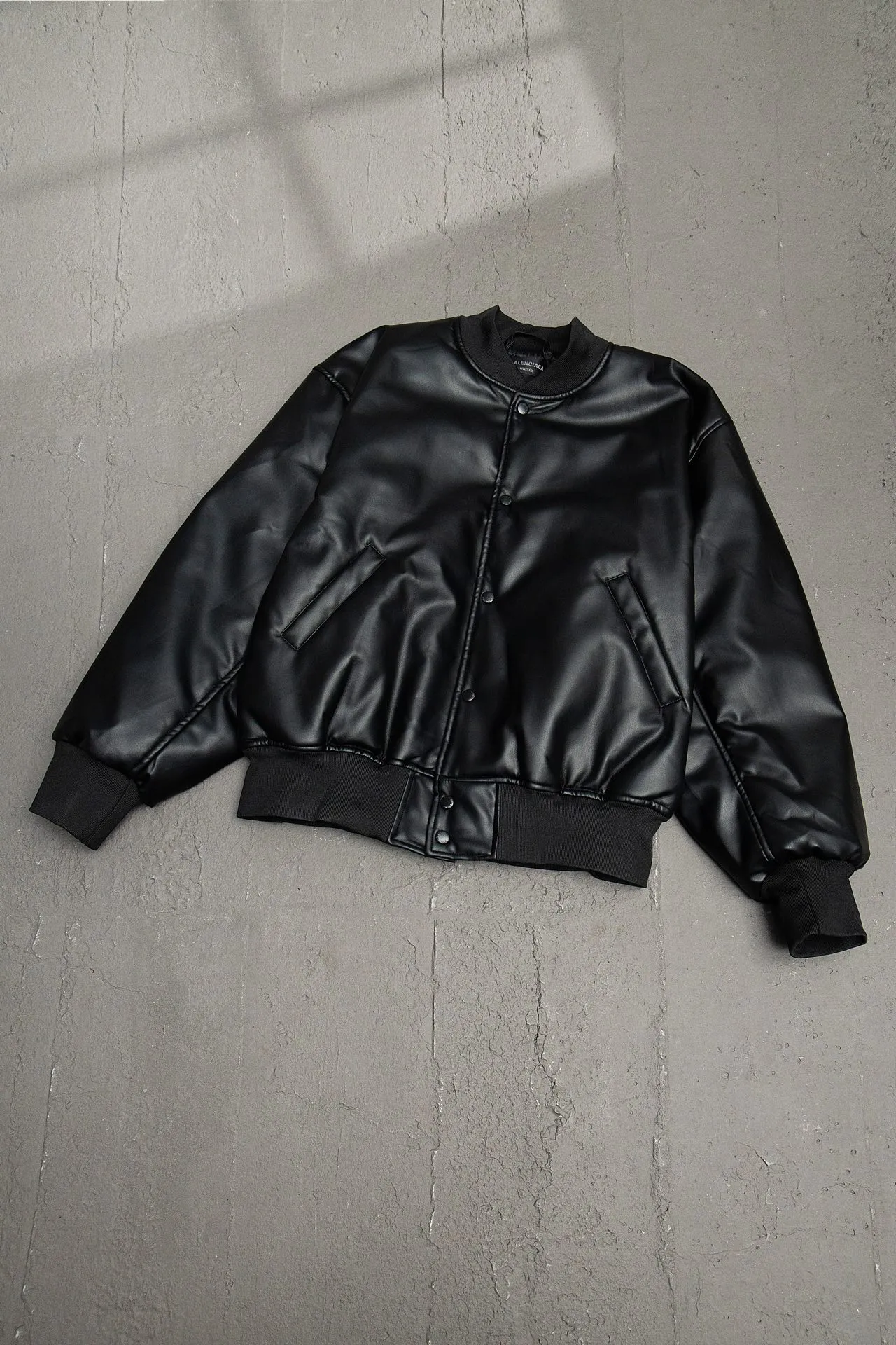 💰610 [Highest version] Balenciaga / Balenciaga BLCG 24FW Paris letter patch embroidered baseball flight leather jacket Correct version The leather surface is made of fixed-dyed fixed-color artificial imitation lambskin PU. The lining is customized Sumei silk. Custom-woven and fixed-dyed high-weight and high-density threads. Pilot's classic Alpha Air Force jacket design. 3D three-dimensional tailoring process. Laser engraving appliqué burning process. High-density embroidery using Tajima embroidery machine. Special leather printing technology, inner pocket design of clothes, molded custom brand logo four-button, original main mark, washed tag brand packaging, color: black, size: 46/48/50/52, size chart: Length, bust, shoulder width, sleeve length, 46: 68 135 57 63 48: 70 139 59 64 50: 72 143 61 65 52: 74 147 63 66 Note: There is a difference of 1~2CM due to manual measurement.