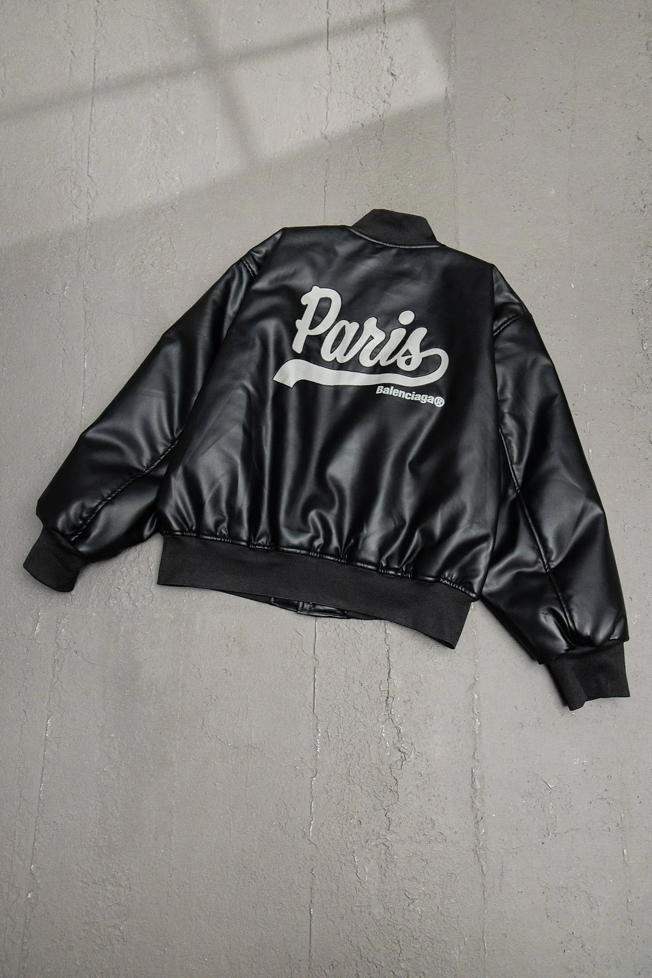 💰610 [Highest version] Balenciaga / Balenciaga BLCG 24FW Paris letter patch embroidered baseball flight leather jacket Correct version The leather surface is made of fixed-dyed fixed-color artificial imitation lambskin PU. The lining is customized Sumei silk. Custom-woven and fixed-dyed high-weight and high-density threads. Pilot's classic Alpha Air Force jacket design. 3D three-dimensional tailoring process. Laser engraving appliqué burning process. High-density embroidery using Tajima embroidery machine. Special leather printing technology, inner pocket design of clothes, molded custom brand logo four-button, original main mark, washed tag brand packaging, color: black, size: 46/48/50/52, size chart: Length, bust, shoulder width, sleeve length, 46: 68 135 57 63 48: 70 139 59 64 50: 72 143 61 65 52: 74 147 63 66 Note: There is a difference of 1~2CM due to manual measurement.