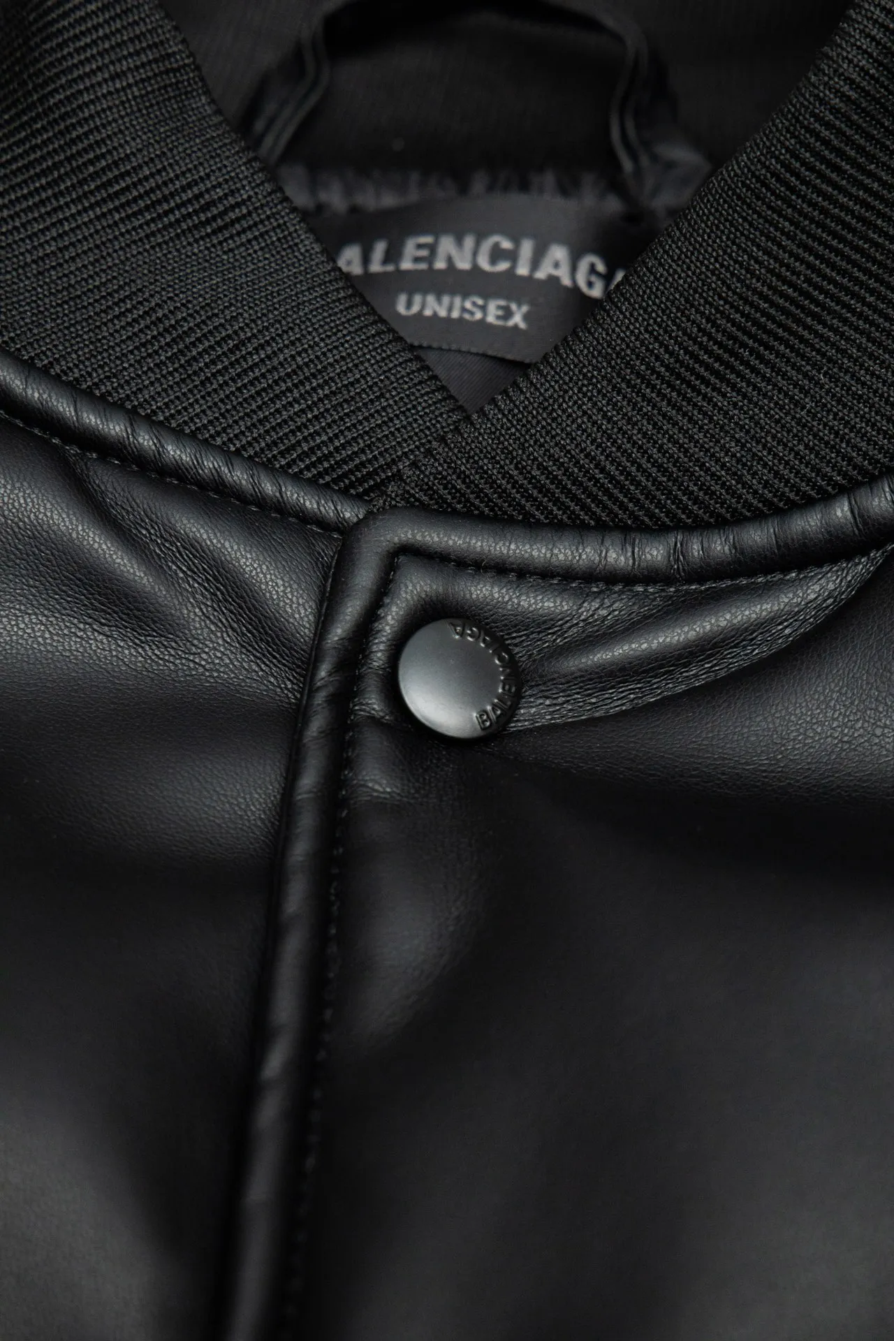 💰610 [Highest version] Balenciaga / Balenciaga BLCG 24FW Paris letter patch embroidered baseball flight leather jacket Correct version The leather surface is made of fixed-dyed fixed-color artificial imitation lambskin PU. The lining is customized Sumei silk. Custom-woven and fixed-dyed high-weight and high-density threads. Pilot's classic Alpha Air Force jacket design. 3D three-dimensional tailoring process. Laser engraving appliqué burning process. High-density embroidery using Tajima embroidery machine. Special leather printing technology, inner pocket design of clothes, molded custom brand logo four-button, original main mark, washed tag brand packaging, color: black, size: 46/48/50/52, size chart: Length, bust, shoulder width, sleeve length, 46: 68 135 57 63 48: 70 139 59 64 50: 72 143 61 65 52: 74 147 63 66 Note: There is a difference of 1~2CM due to manual measurement.