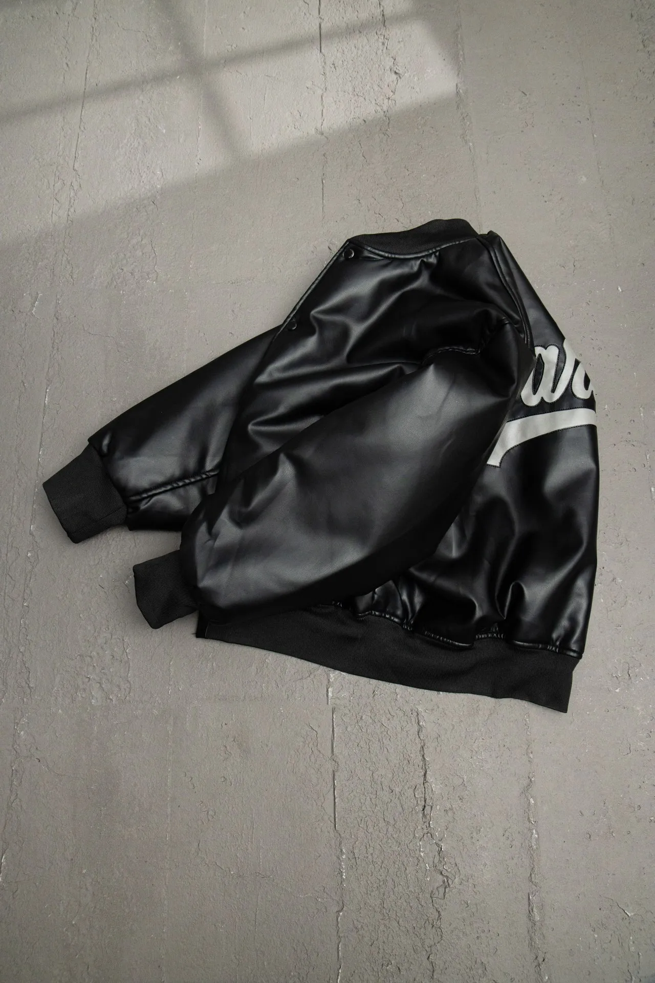 💰610 [Highest version] Balenciaga / Balenciaga BLCG 24FW Paris letter patch embroidered baseball flight leather jacket Correct version The leather surface is made of fixed-dyed fixed-color artificial imitation lambskin PU. The lining is customized Sumei silk. Custom-woven and fixed-dyed high-weight and high-density threads. Pilot's classic Alpha Air Force jacket design. 3D three-dimensional tailoring process. Laser engraving appliqué burning process. High-density embroidery using Tajima embroidery machine. Special leather printing technology, inner pocket design of clothes, molded custom brand logo four-button, original main mark, washed tag brand packaging, color: black, size: 46/48/50/52, size chart: Length, bust, shoulder width, sleeve length, 46: 68 135 57 63 48: 70 139 59 64 50: 72 143 61 65 52: 74 147 63 66 Note: There is a difference of 1~2CM due to manual measurement.