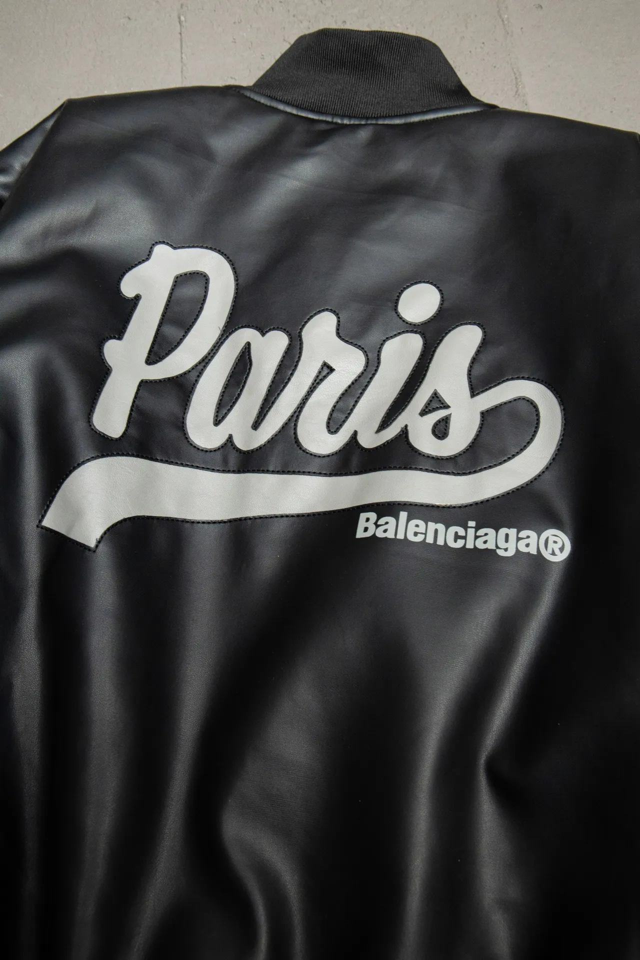💰610 [Highest version] Balenciaga / Balenciaga BLCG 24FW Paris letter patch embroidered baseball flight leather jacket Correct version The leather surface is made of fixed-dyed fixed-color artificial imitation lambskin PU. The lining is customized Sumei silk. Custom-woven and fixed-dyed high-weight and high-density threads. Pilot's classic Alpha Air Force jacket design. 3D three-dimensional tailoring process. Laser engraving appliqué burning process. High-density embroidery using Tajima embroidery machine. Special leather printing technology, inner pocket design of clothes, molded custom brand logo four-button, original main mark, washed tag brand packaging, color: black, size: 46/48/50/52, size chart: Length, bust, shoulder width, sleeve length, 46: 68 135 57 63 48: 70 139 59 64 50: 72 143 61 65 52: 74 147 63 66 Note: There is a difference of 1~2CM due to manual measurement.