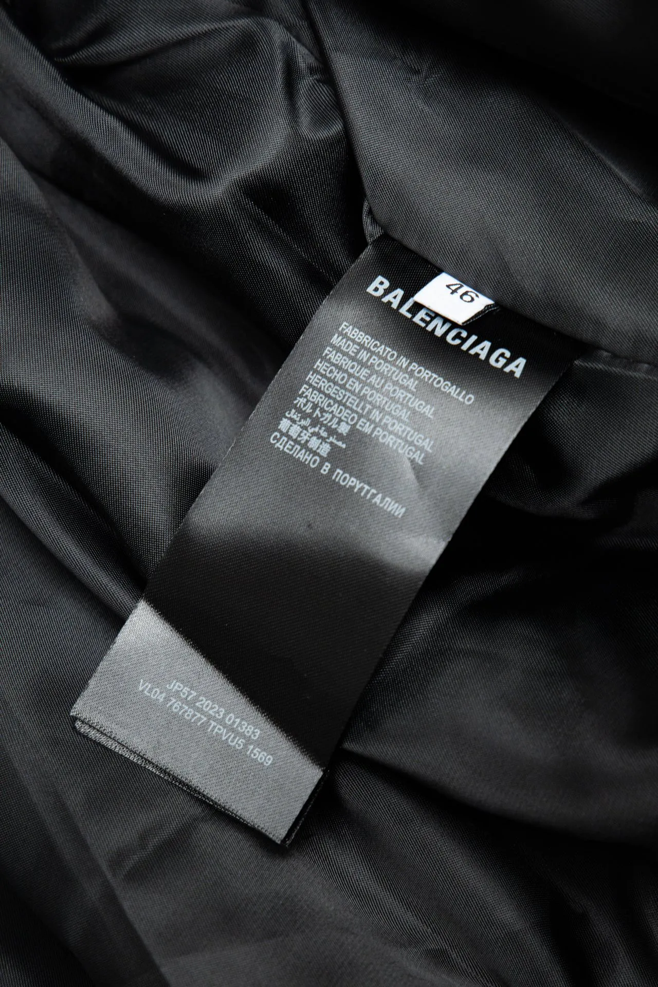 💰610 [Highest version] Balenciaga / Balenciaga BLCG 24FW Paris letter patch embroidered baseball flight leather jacket Correct version The leather surface is made of fixed-dyed fixed-color artificial imitation lambskin PU. The lining is customized Sumei silk. Custom-woven and fixed-dyed high-weight and high-density threads. Pilot's classic Alpha Air Force jacket design. 3D three-dimensional tailoring process. Laser engraving appliqué burning process. High-density embroidery using Tajima embroidery machine. Special leather printing technology, inner pocket design of clothes, molded custom brand logo four-button, original main mark, washed tag brand packaging, color: black, size: 46/48/50/52, size chart: Length, bust, shoulder width, sleeve length, 46: 68 135 57 63 48: 70 139 59 64 50: 72 143 61 65 52: 74 147 63 66 Note: There is a difference of 1~2CM due to manual measurement.