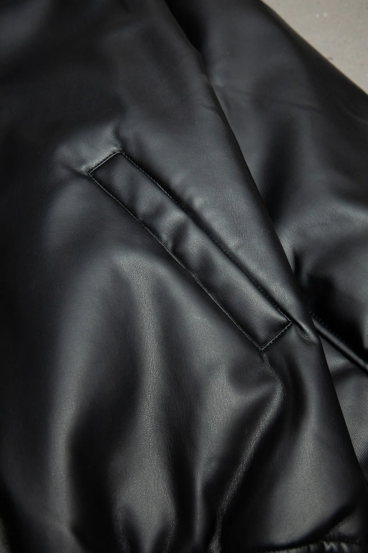 💰610 [Highest version] Balenciaga / Balenciaga BLCG 24FW Paris letter patch embroidered baseball flight leather jacket Correct version The leather surface is made of fixed-dyed fixed-color artificial imitation lambskin PU. The lining is customized Sumei silk. Custom-woven and fixed-dyed high-weight and high-density threads. Pilot's classic Alpha Air Force jacket design. 3D three-dimensional tailoring process. Laser engraving appliqué burning process. High-density embroidery using Tajima embroidery machine. Special leather printing technology, inner pocket design of clothes, molded custom brand logo four-button, original main mark, washed tag brand packaging, color: black, size: 46/48/50/52, size chart: Length, bust, shoulder width, sleeve length, 46: 68 135 57 63 48: 70 139 59 64 50: 72 143 61 65 52: 74 147 63 66 Note: There is a difference of 1~2CM due to manual measurement.
